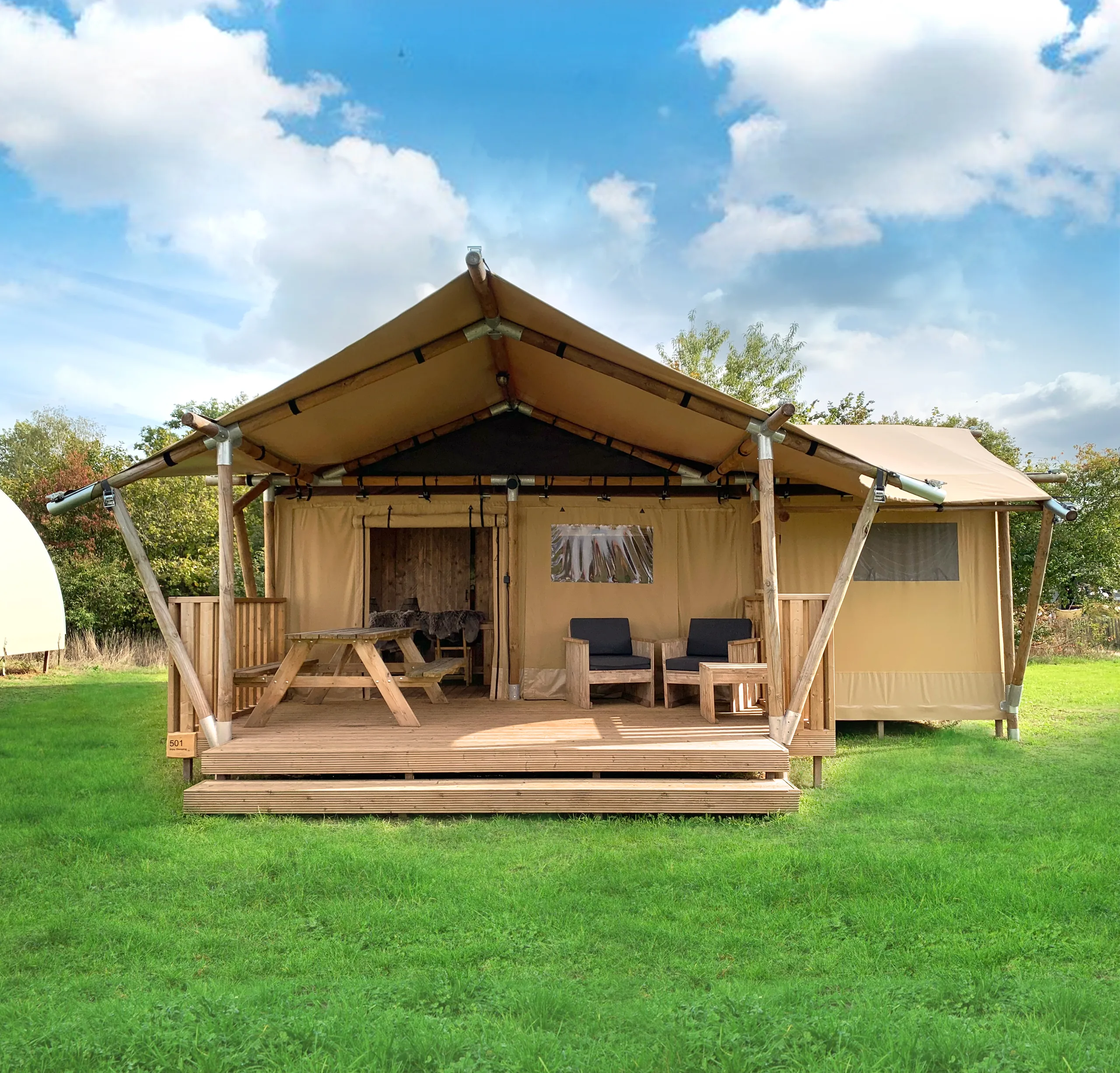 Luxury Safari Lodge: fachada con la terraza y la mesa de picnic