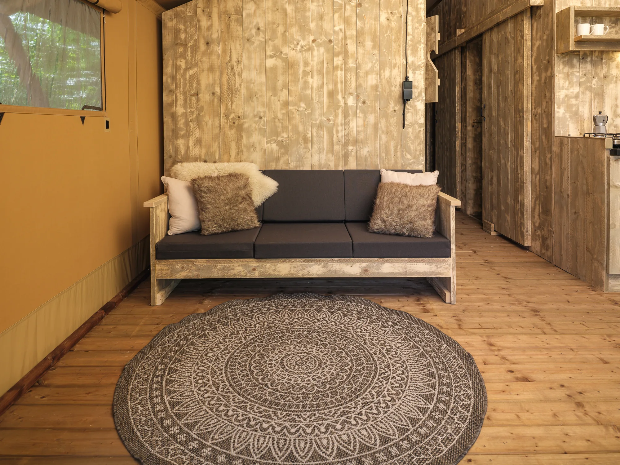 Wood Lodge: sala con sofá y tapete redondo