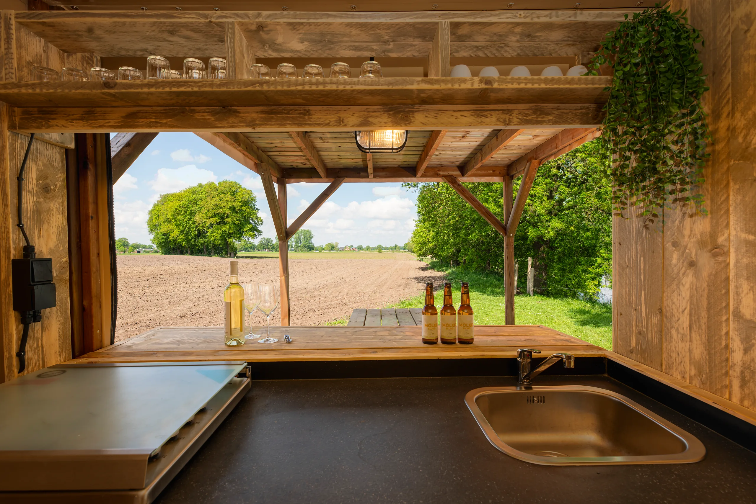 The Village Triple: cocina con tarja y ventana al exterior
