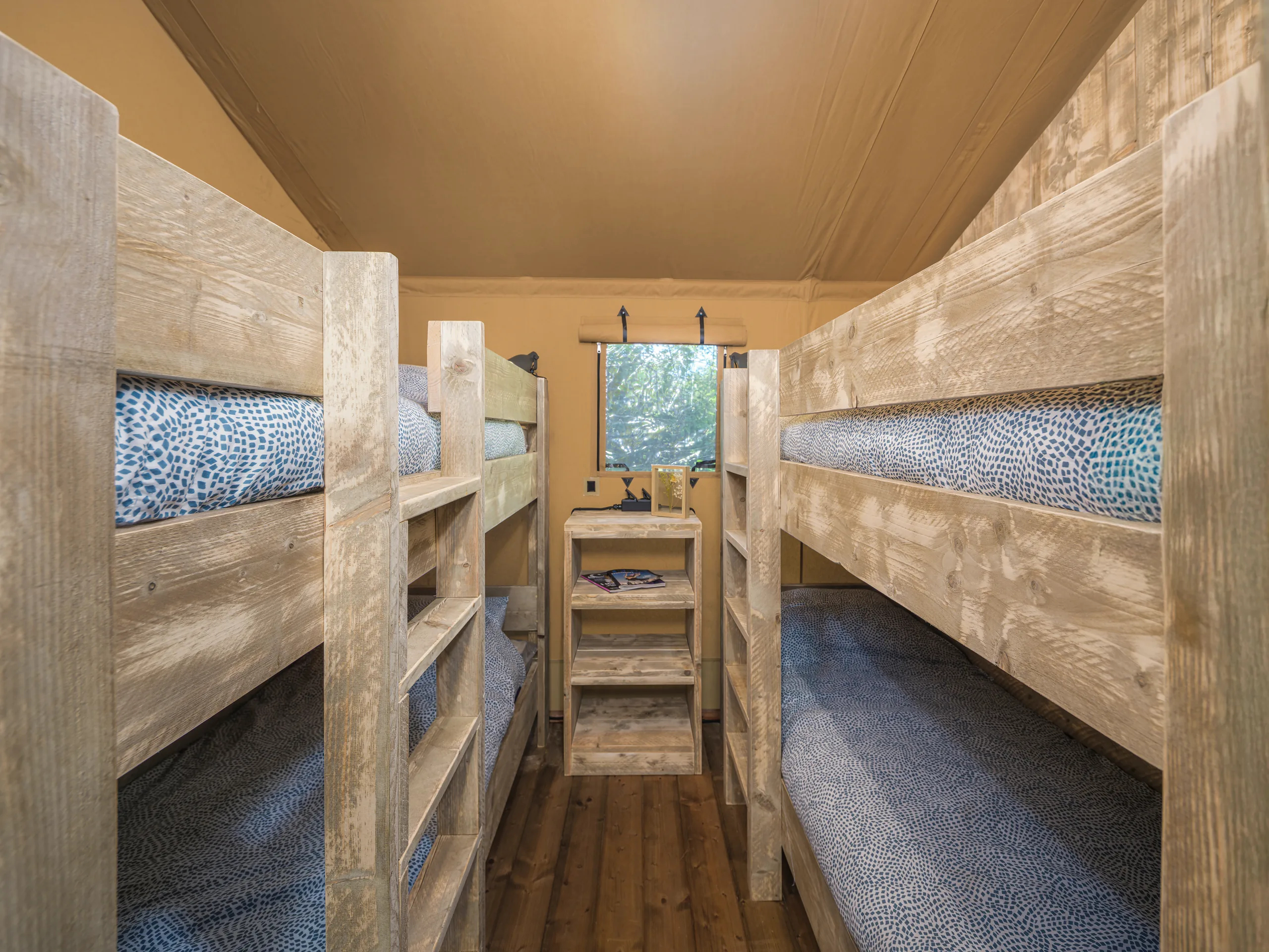 Luxury Safari Lodge: cuarto con literas de madera