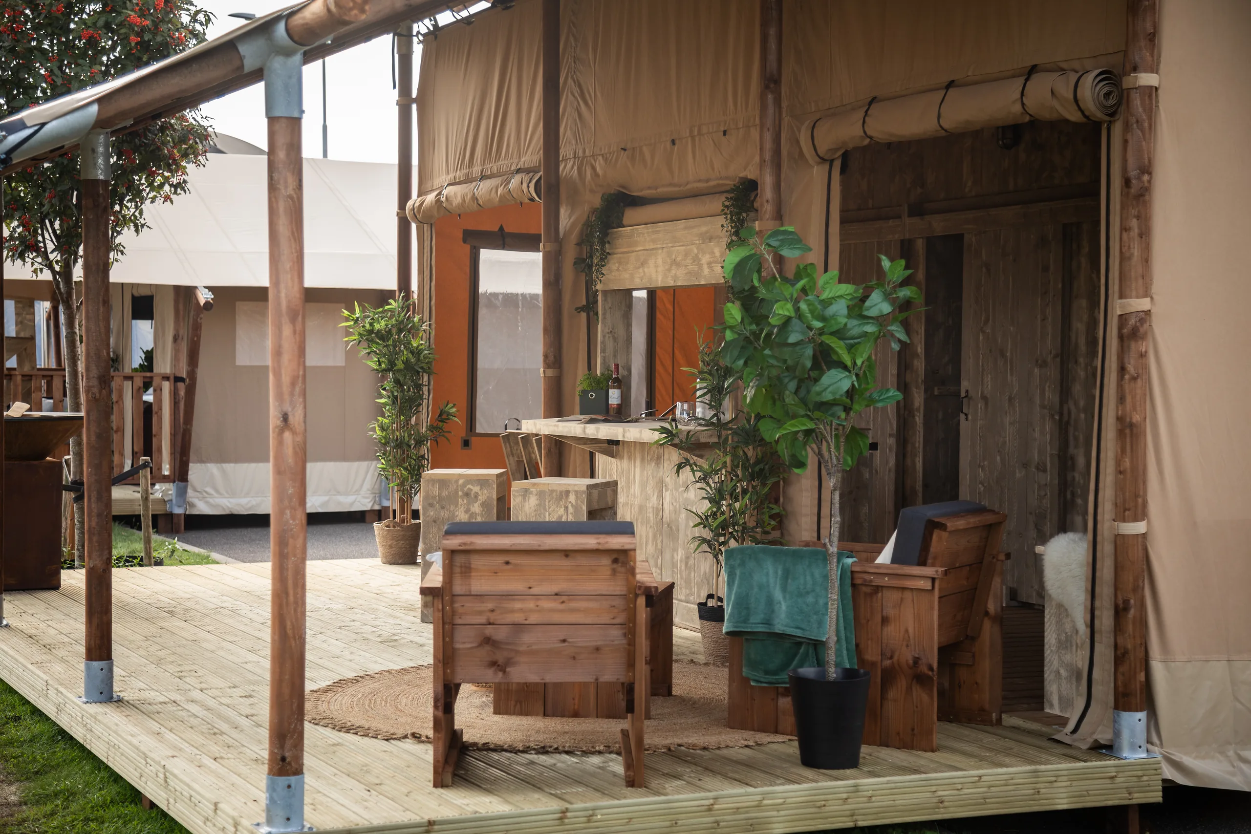 Glamping Lodge 35: entrada por la terraza amueblada