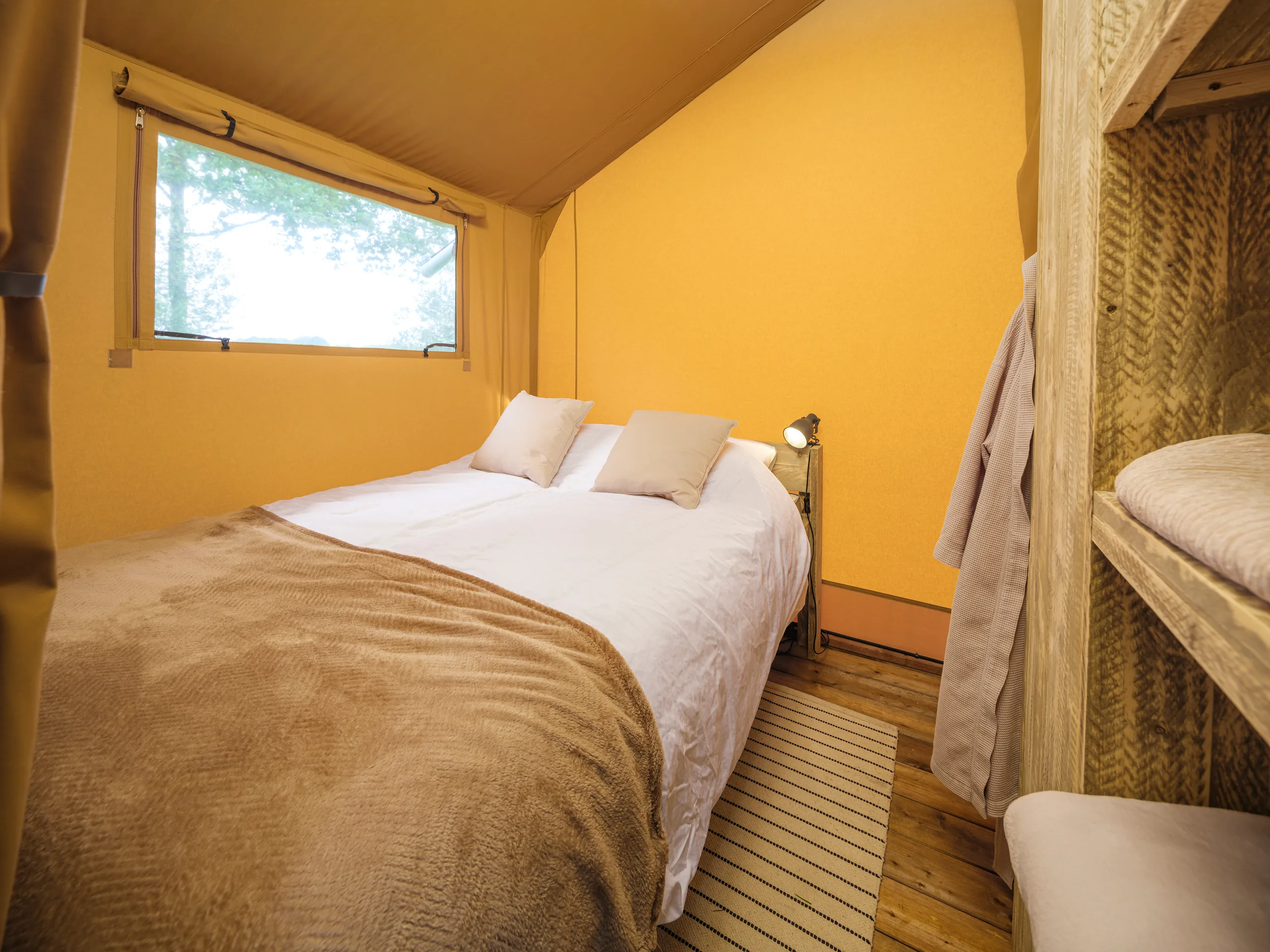 Wood Lodge Midi: recámara con cama matrimonial y ventana