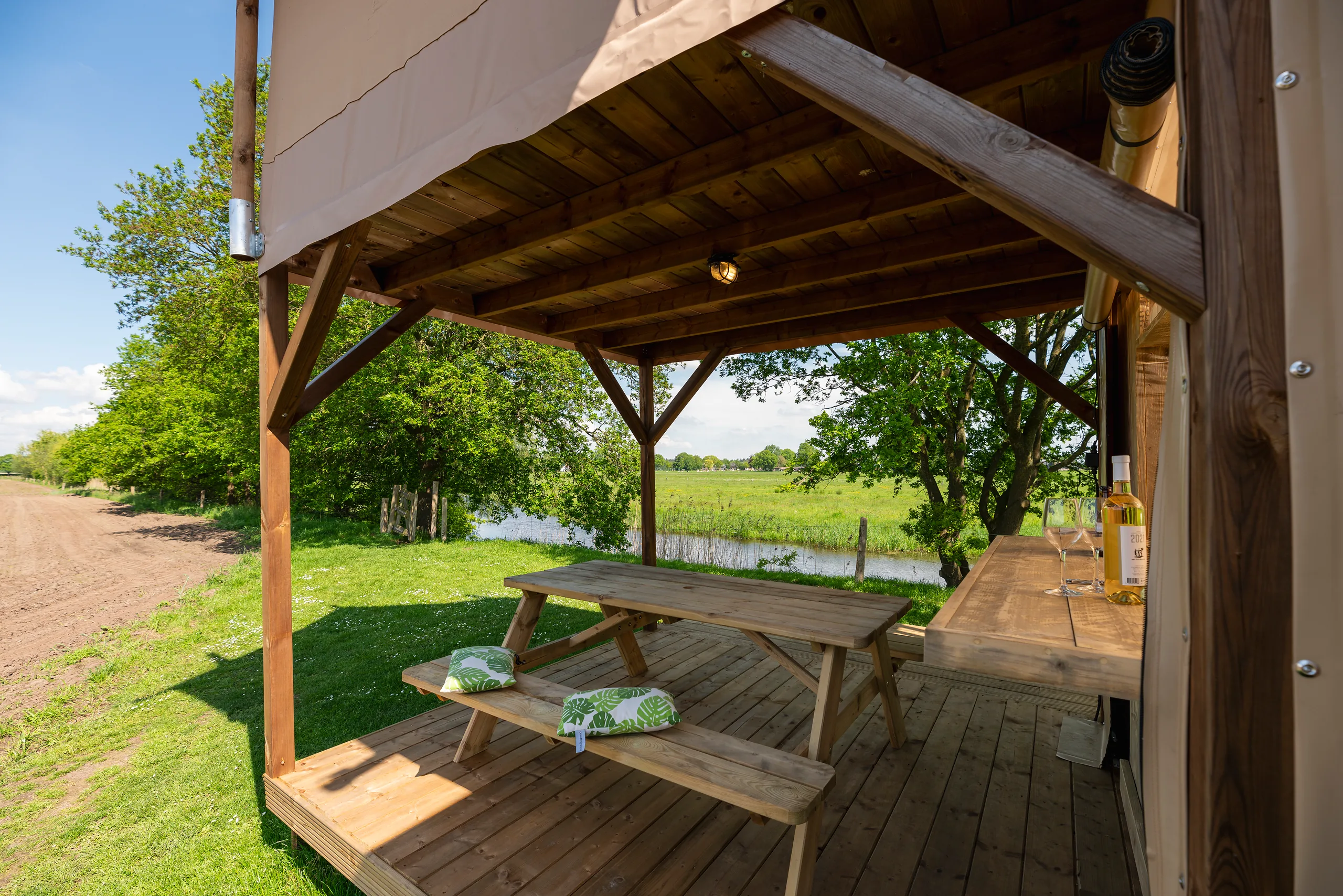 The Village Triple: mesa de picnic bajo el techo del deck