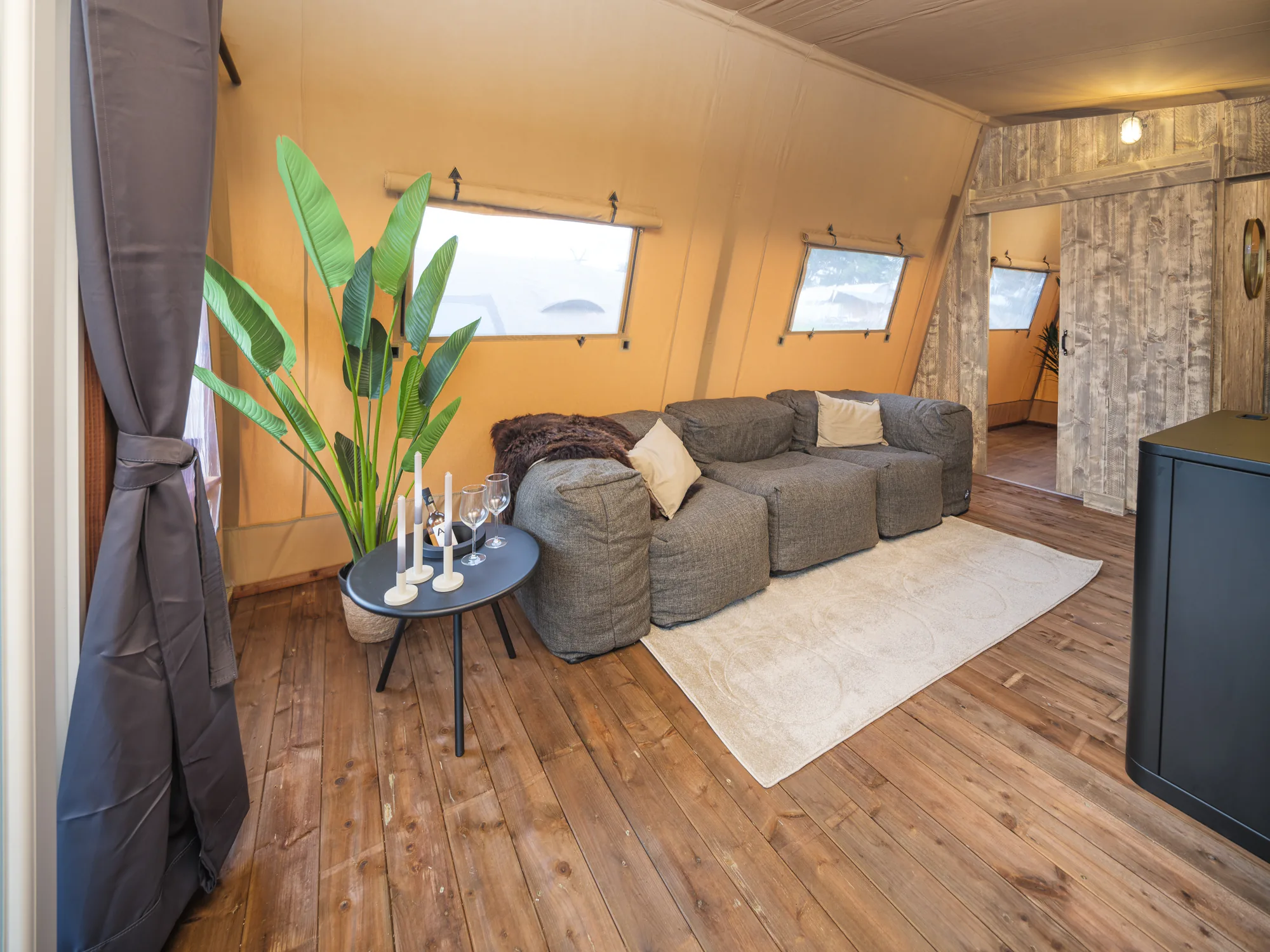 Nature Lodge: sala con sofá, tapete y planta