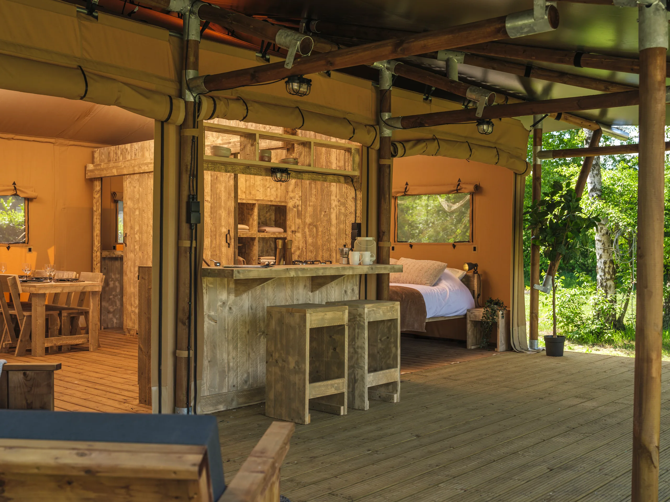 Luxury Suite: barra con bancos y la recámara al fondo