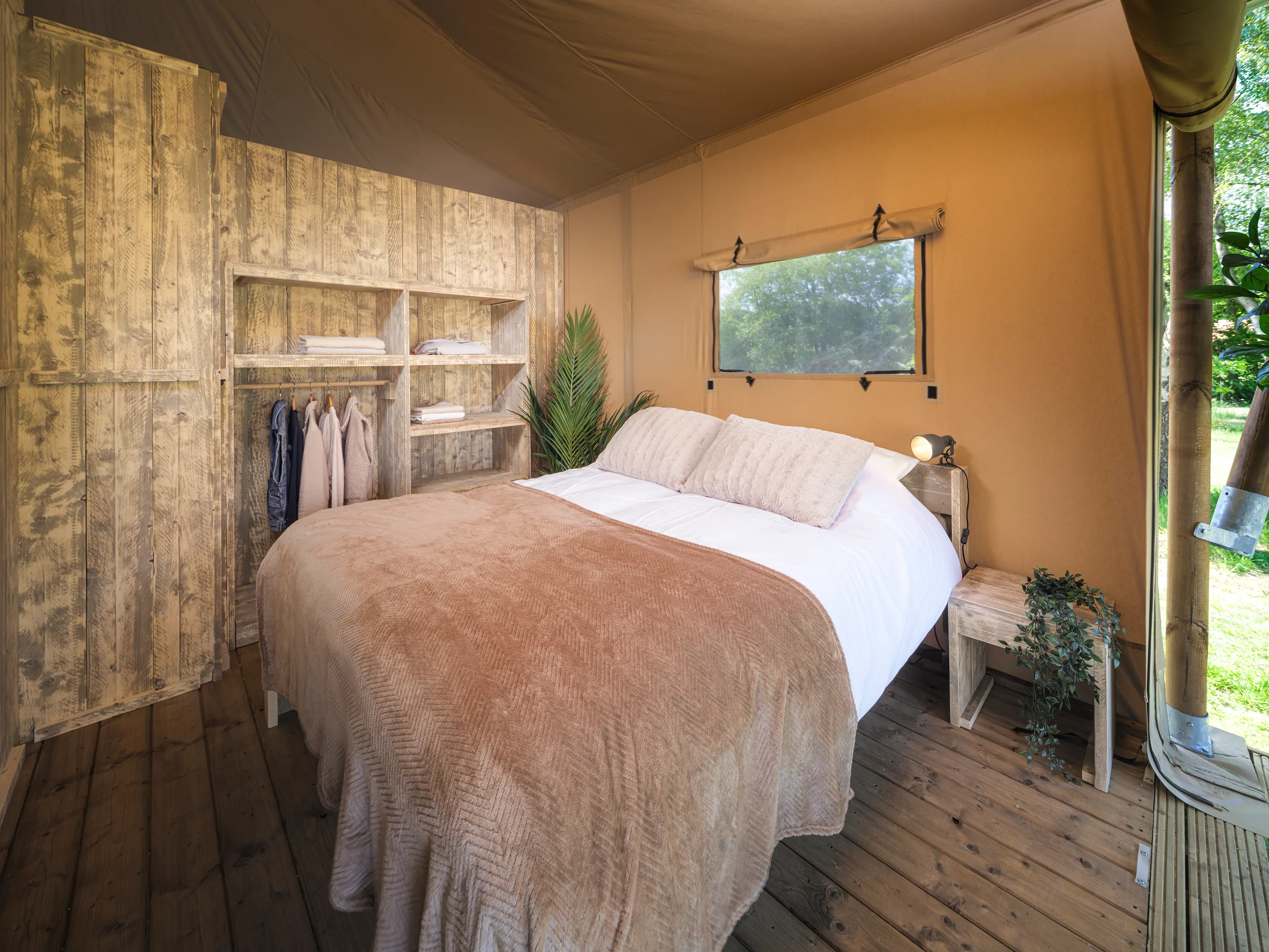 Luxury Suite: recámara con cama matrimonial y clóset abierto