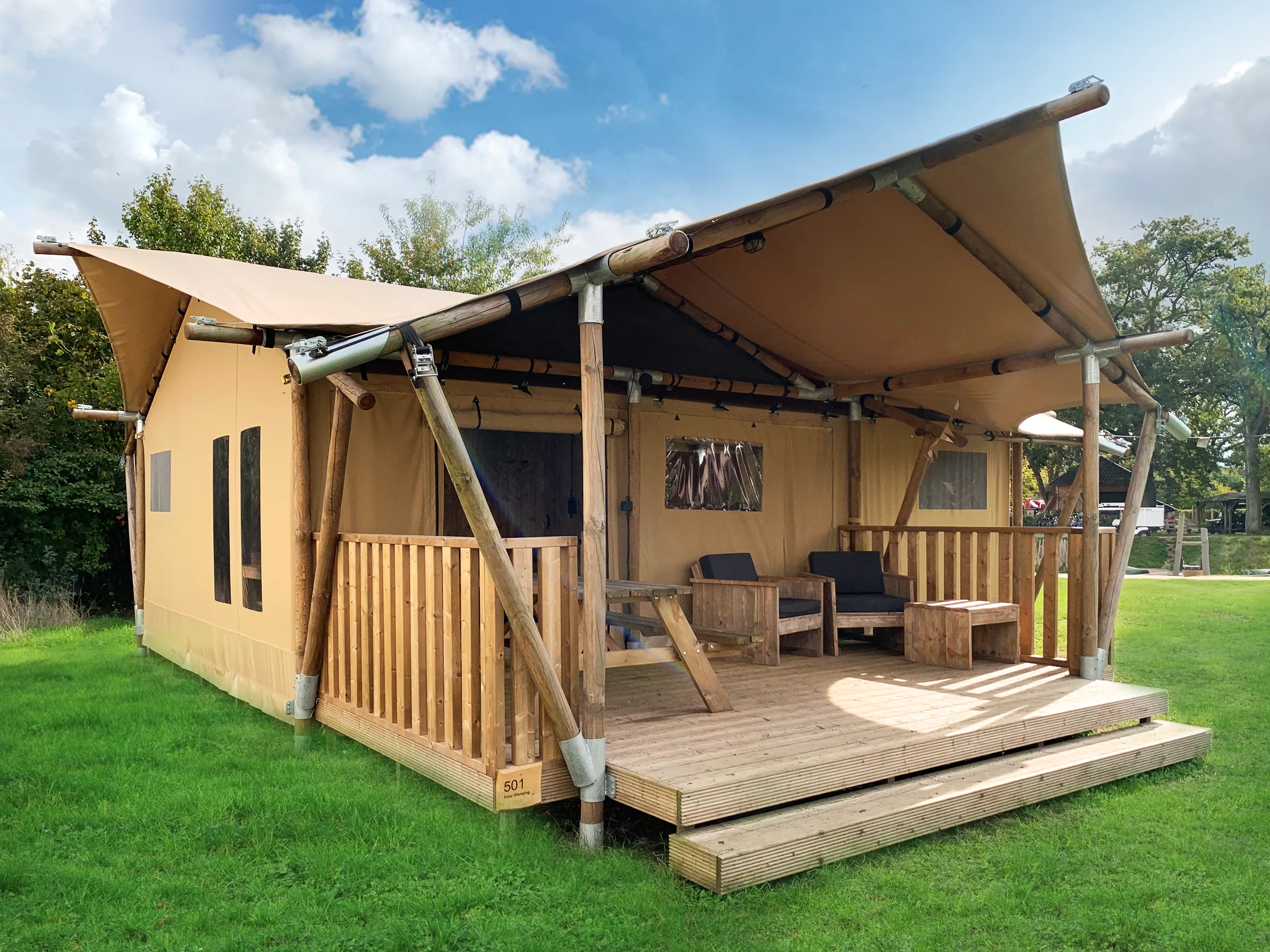 Luxury Safari Lodge: exterior con terraza con barandal y sillones