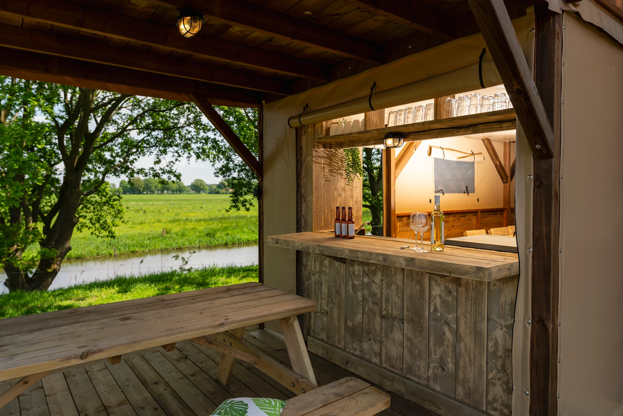 The Village Triple: barra exterior y mesa de picnic bajo techo