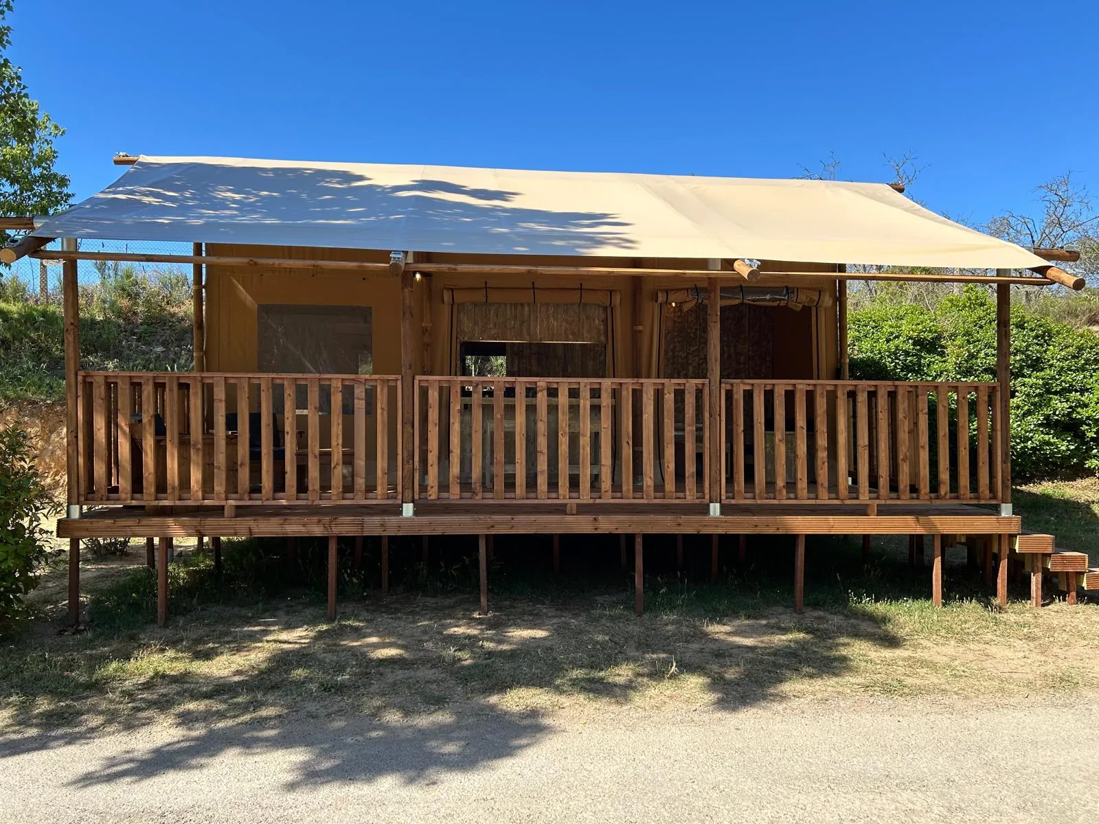 Glamping Lodge 35: frente con barandal corrido sobre plataforma elevada
