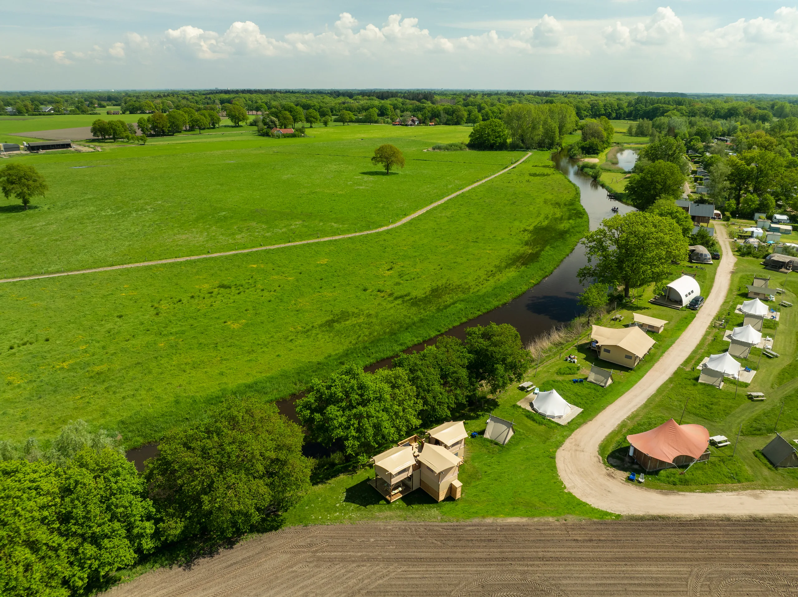 The Village Triple: vista aérea del paisaje con el río