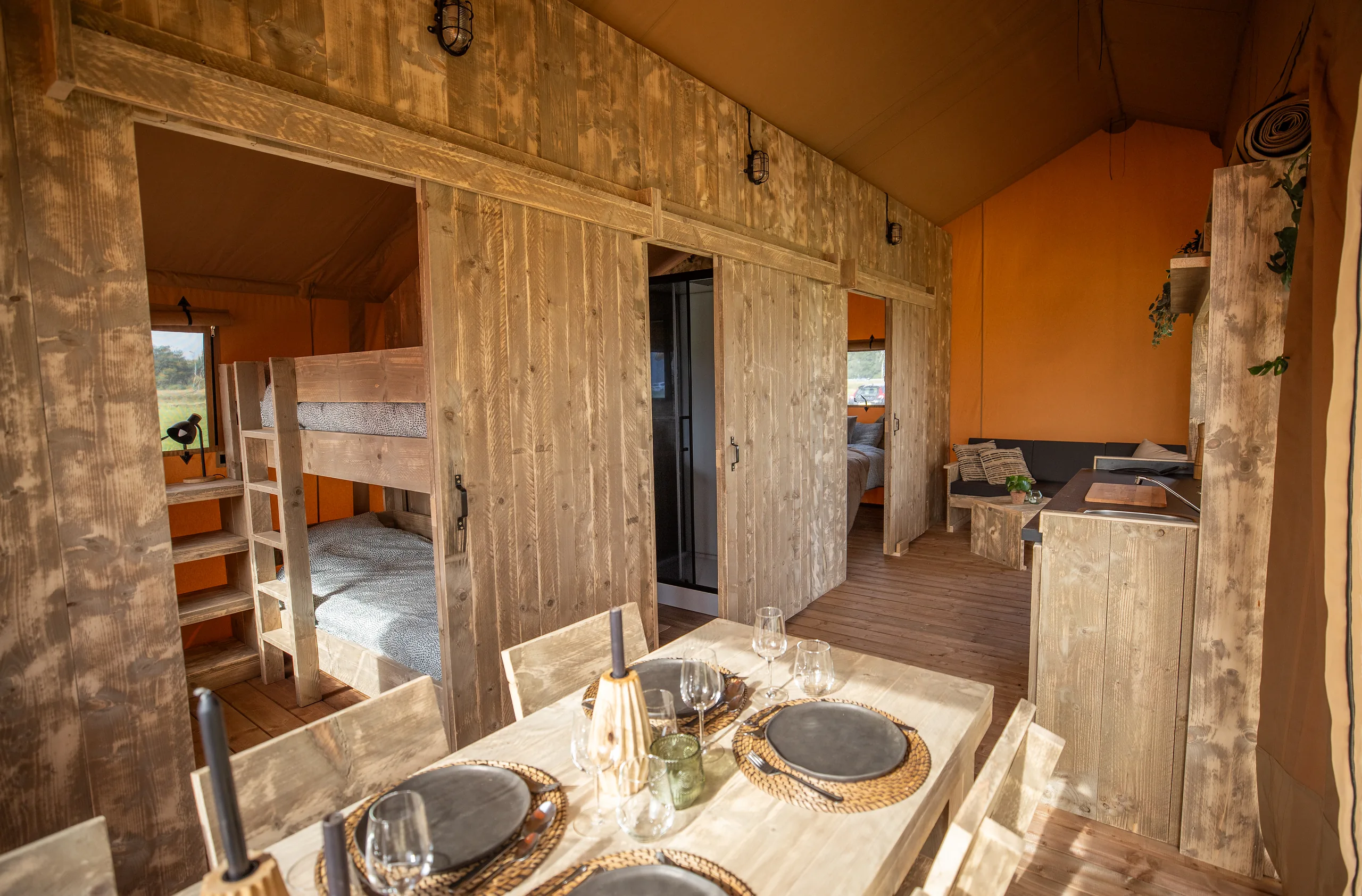 Glamping Lodge 35: comedor con vista al cuarto de literas