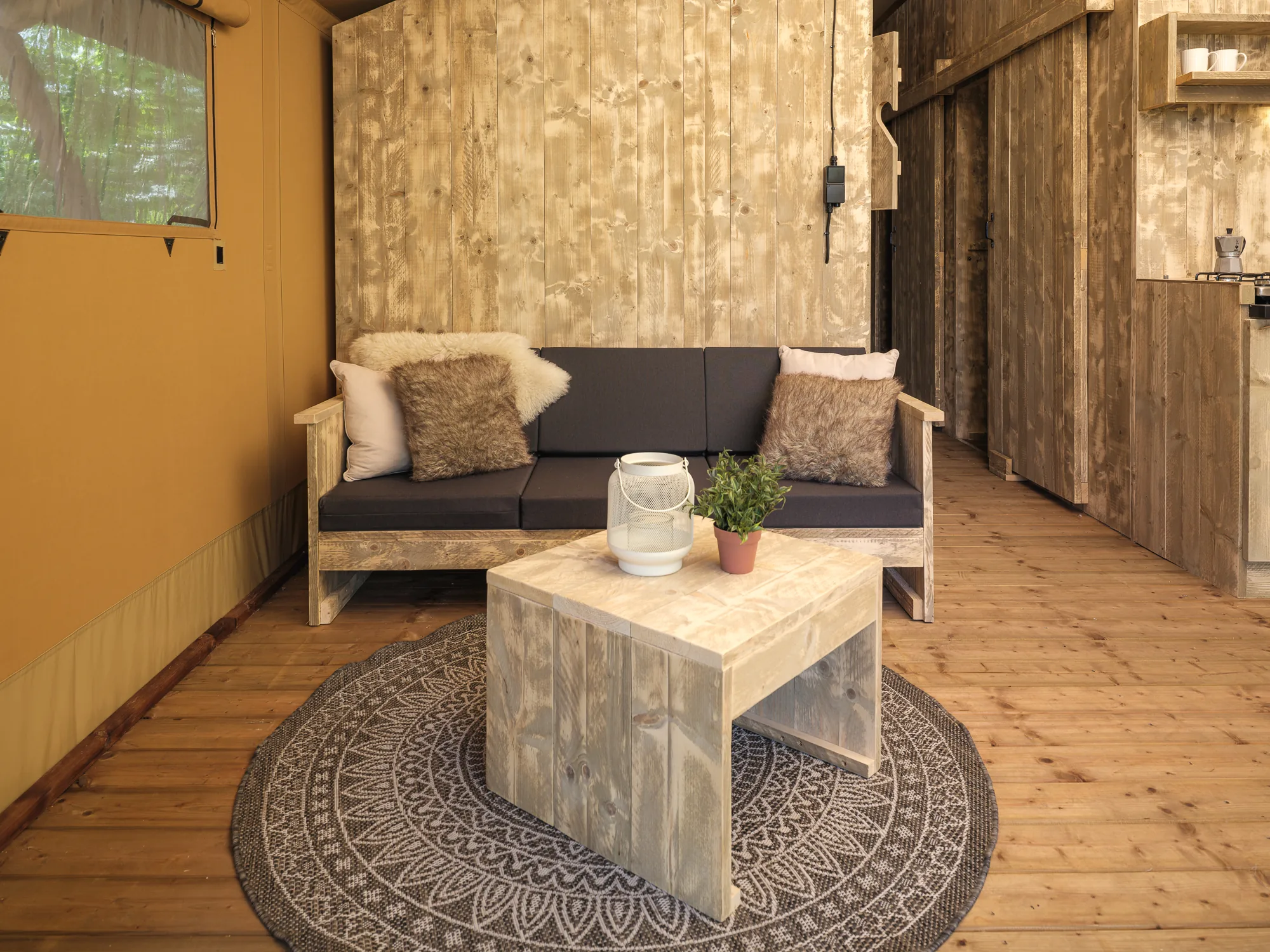 Wood Lodge: sala con sofá, mesa de centro y tapete redondo