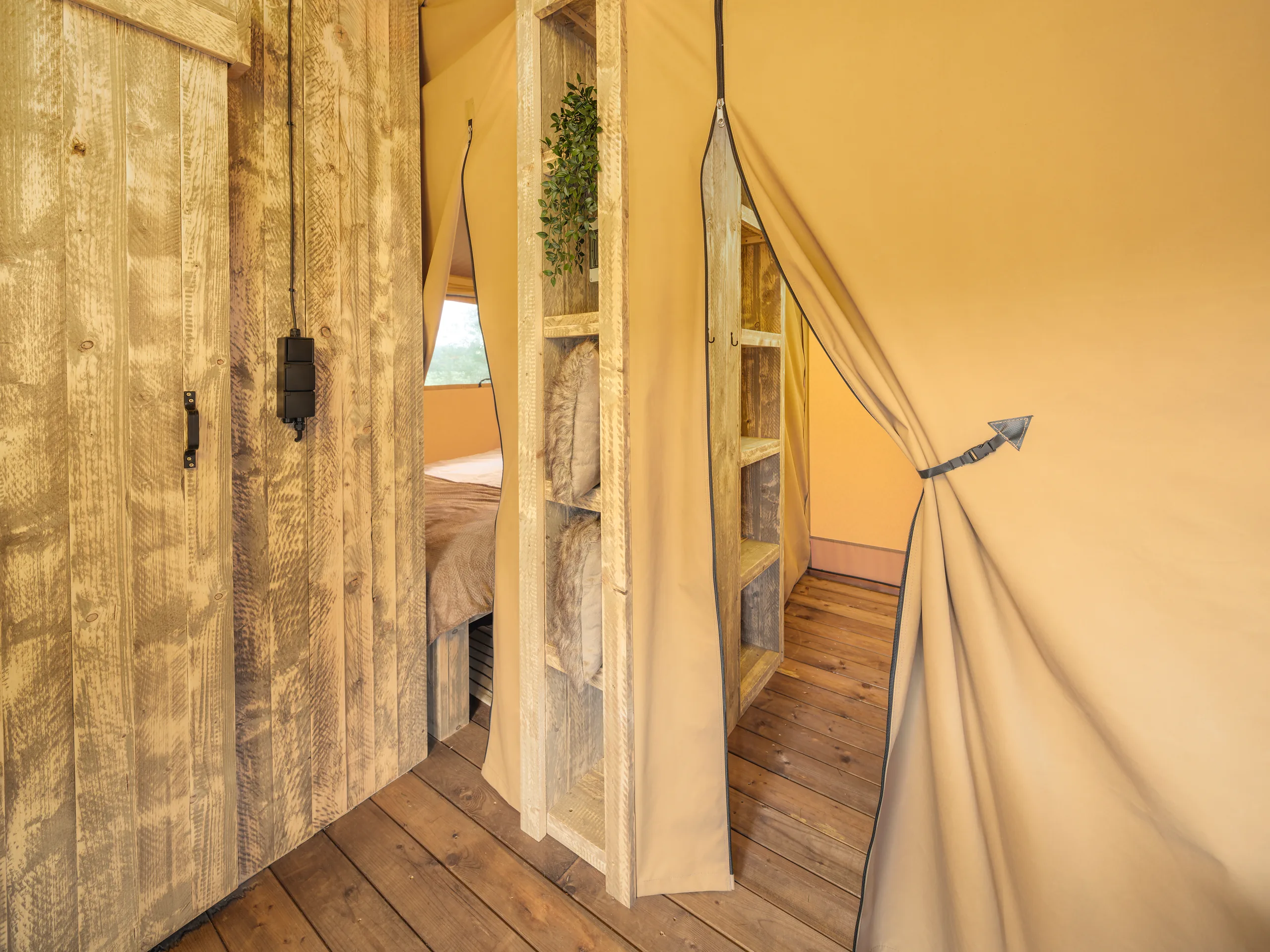 Wood Lodge Midi: cortina de lona recogida junto a una puerta de madera