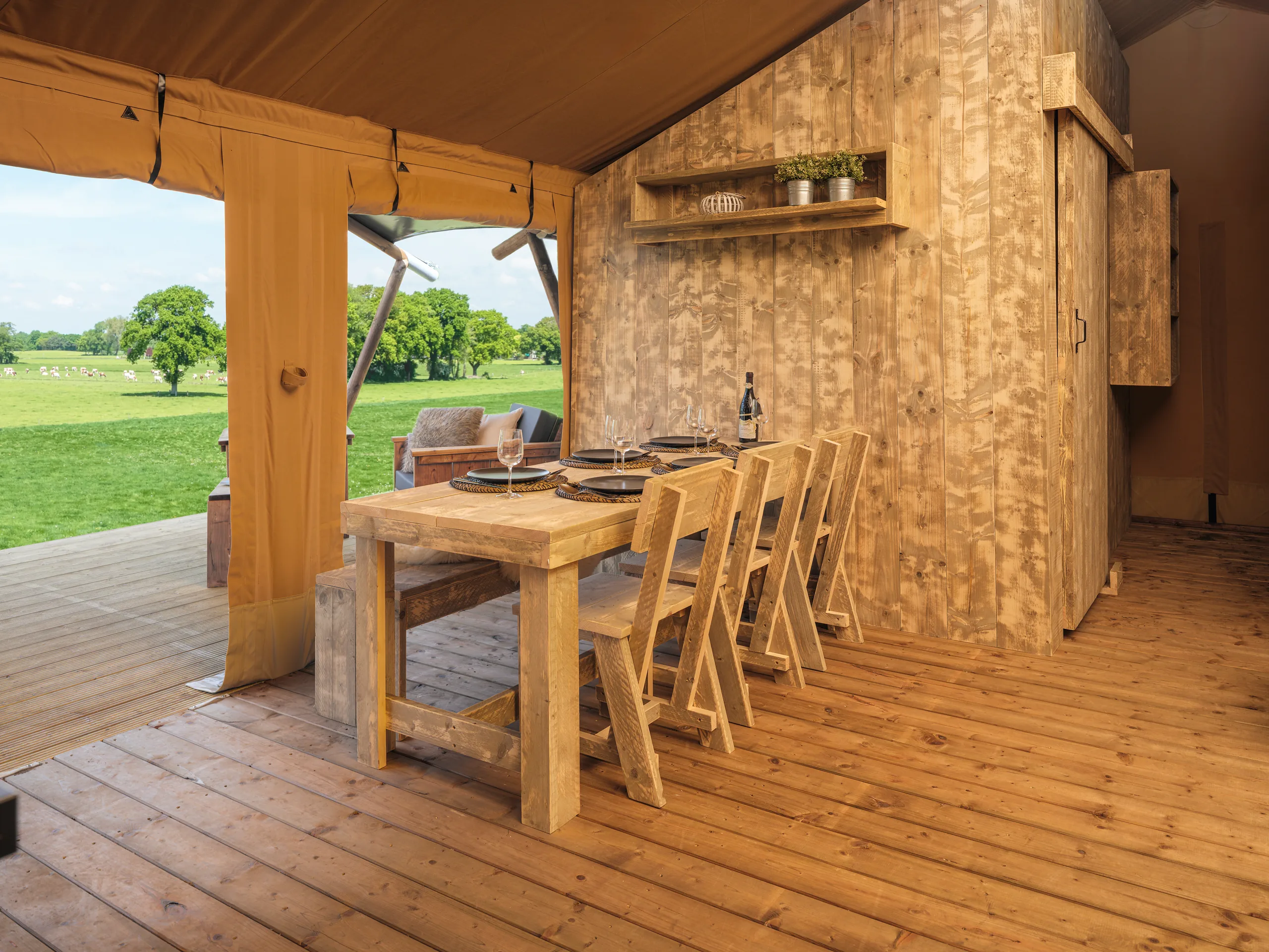 Luxury Safari Lodge: comedor de madera junto al frente abierto a la terraza