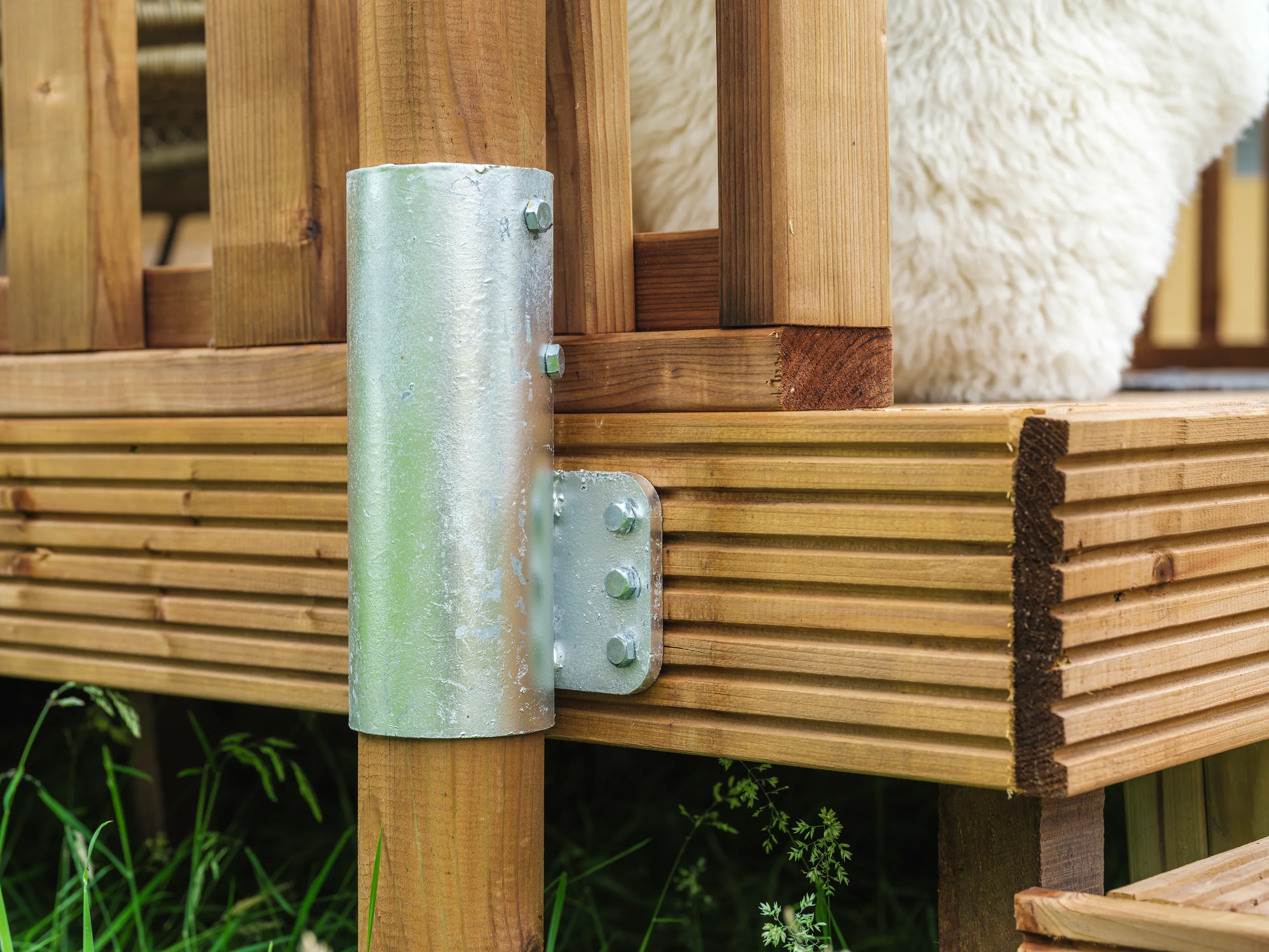 Wood Lodge Midi: detalle del herraje galvanizado entre poste y deck