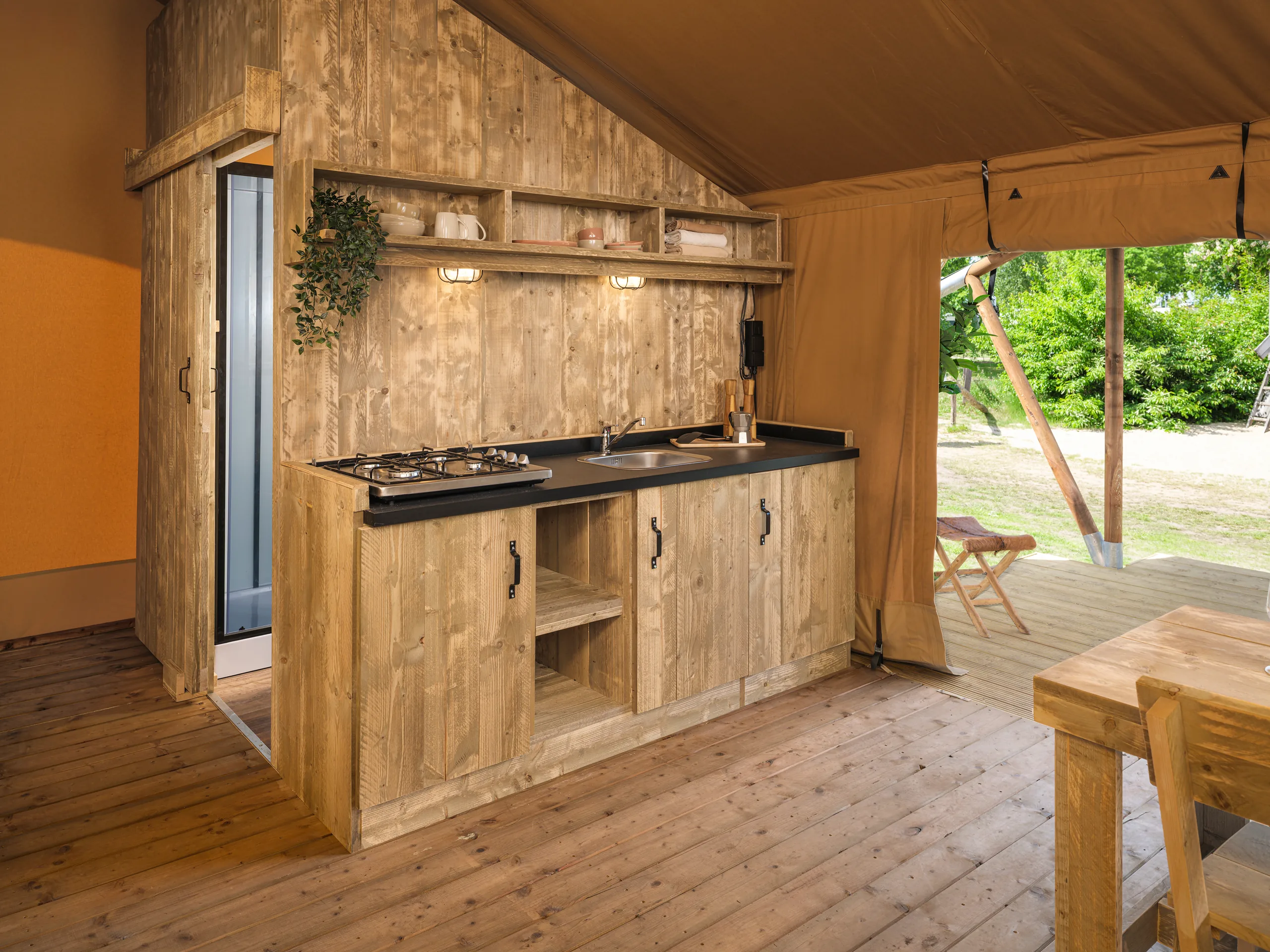 Luxury Safari Lodge: cocineta de madera con tarja y repisas