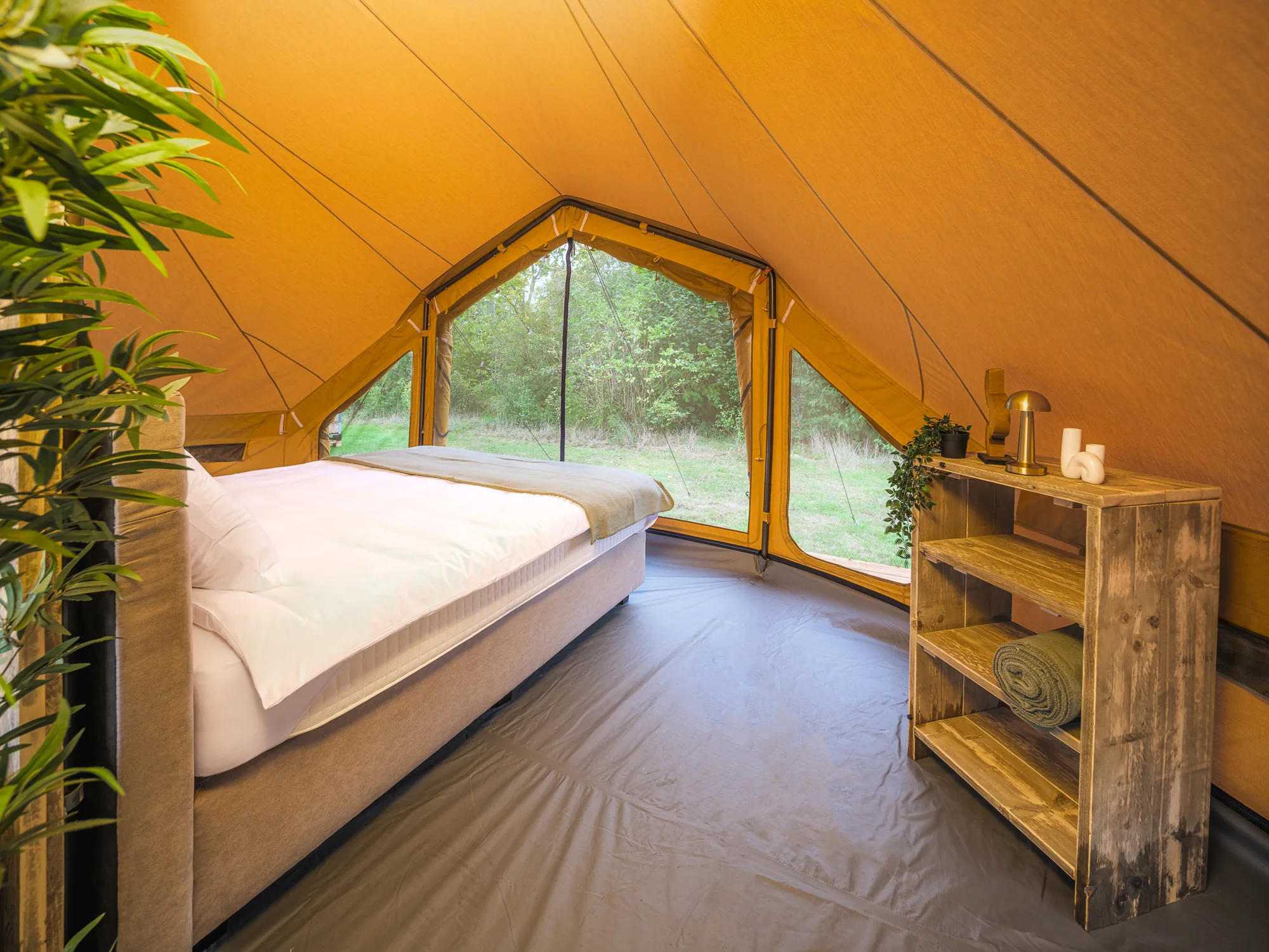 Billy-Joe Double Bell: recámara con cama matrimonial y ventanas de la tienda