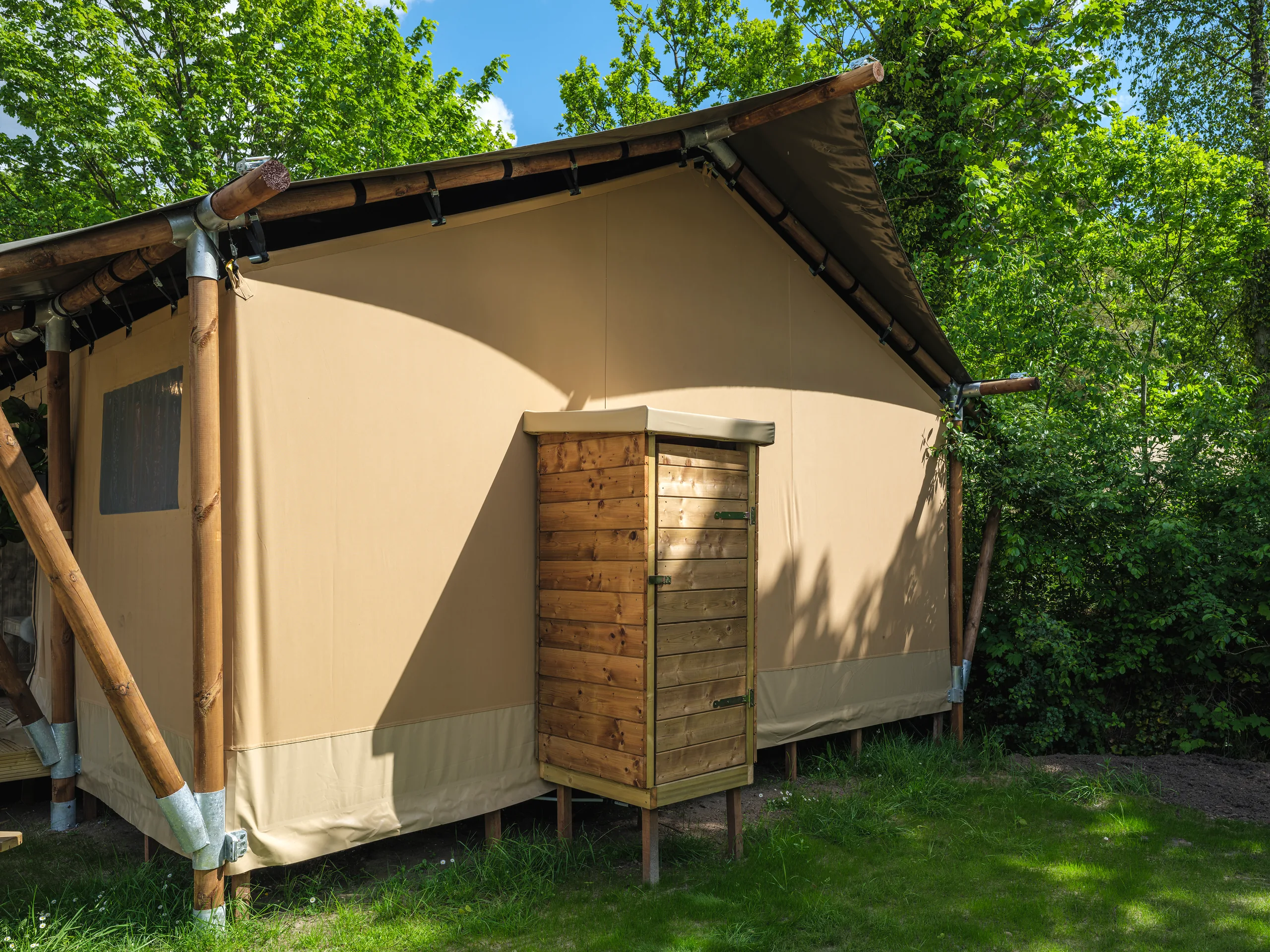 Luxury Safari Lodge: costado con muro de lona y gabinete de madera