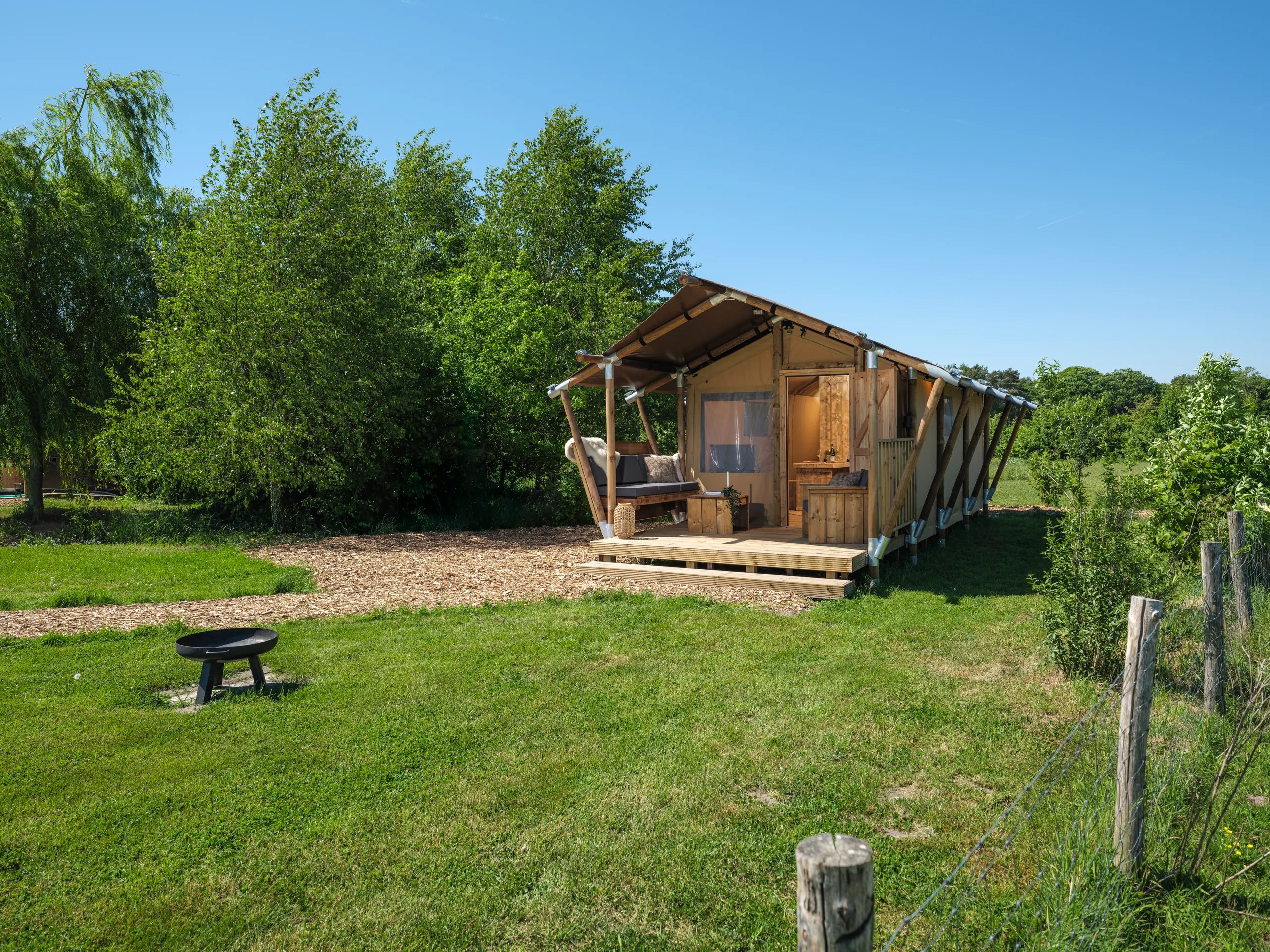 Wood Lodge Cozy: la tienda vista de lado, entre árboles