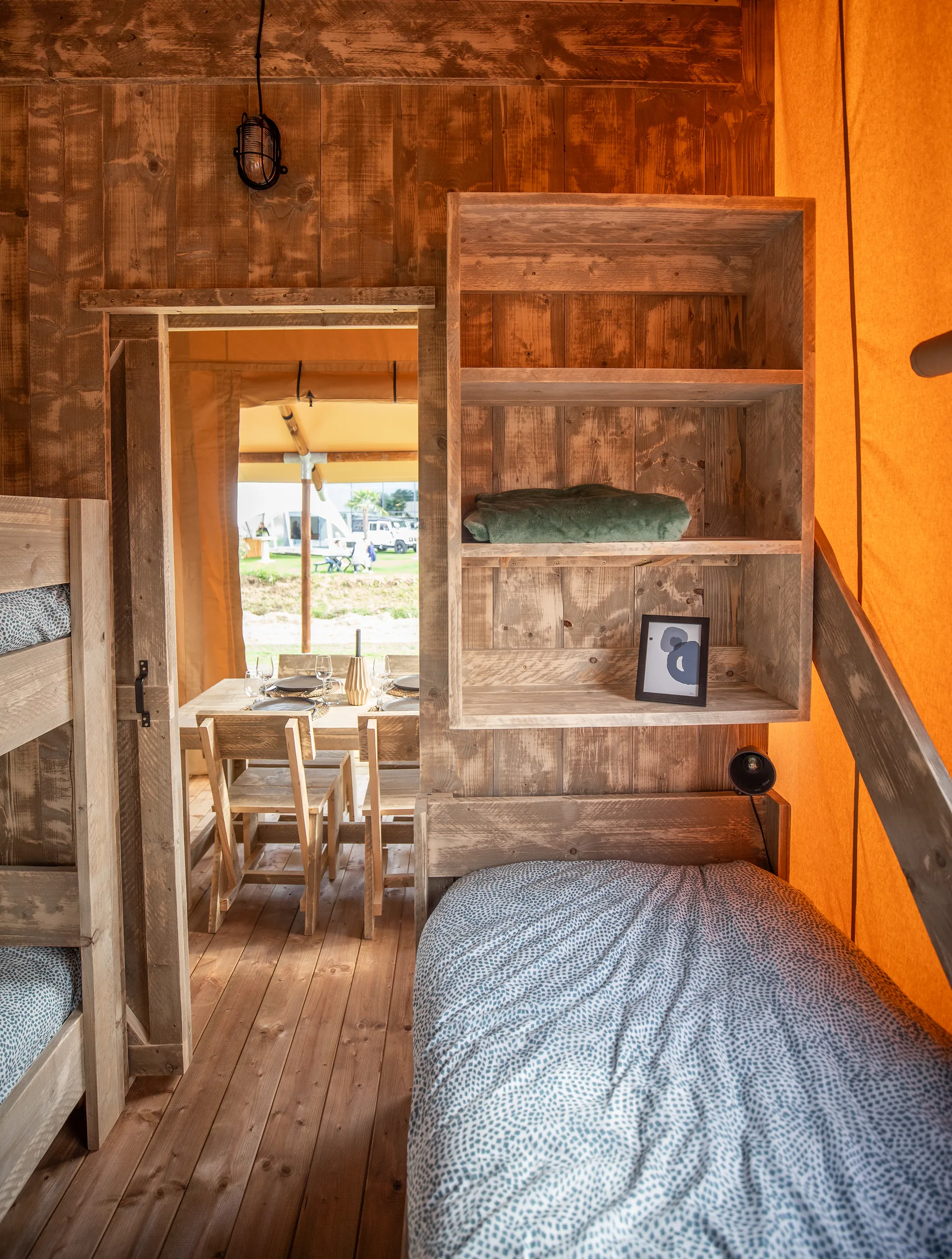 Glamping Lodge 35: cama individual y repisa junto al pasillo