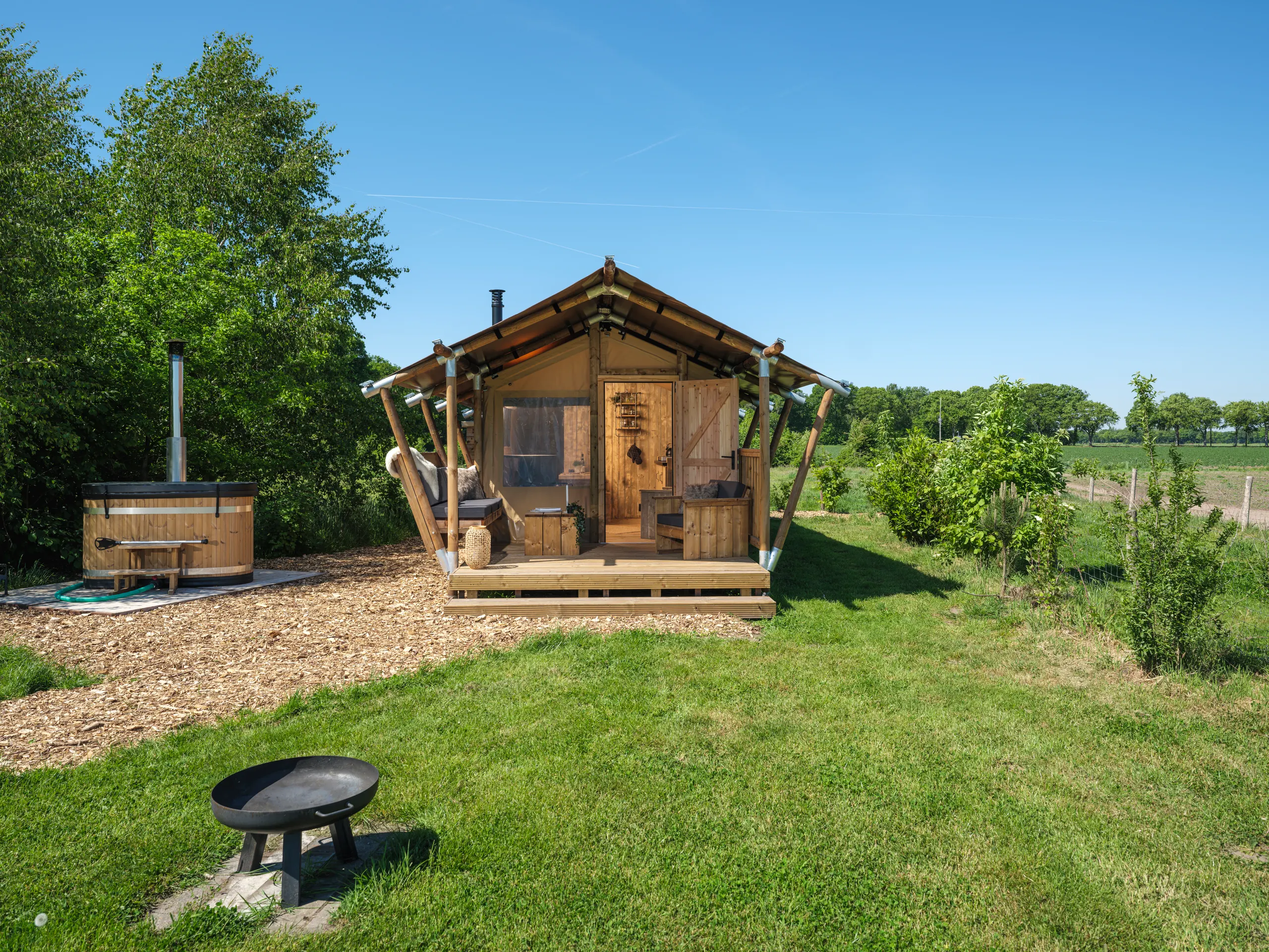Wood Lodge Cozy: vista de frente con el hot tub de madera y el fogatero