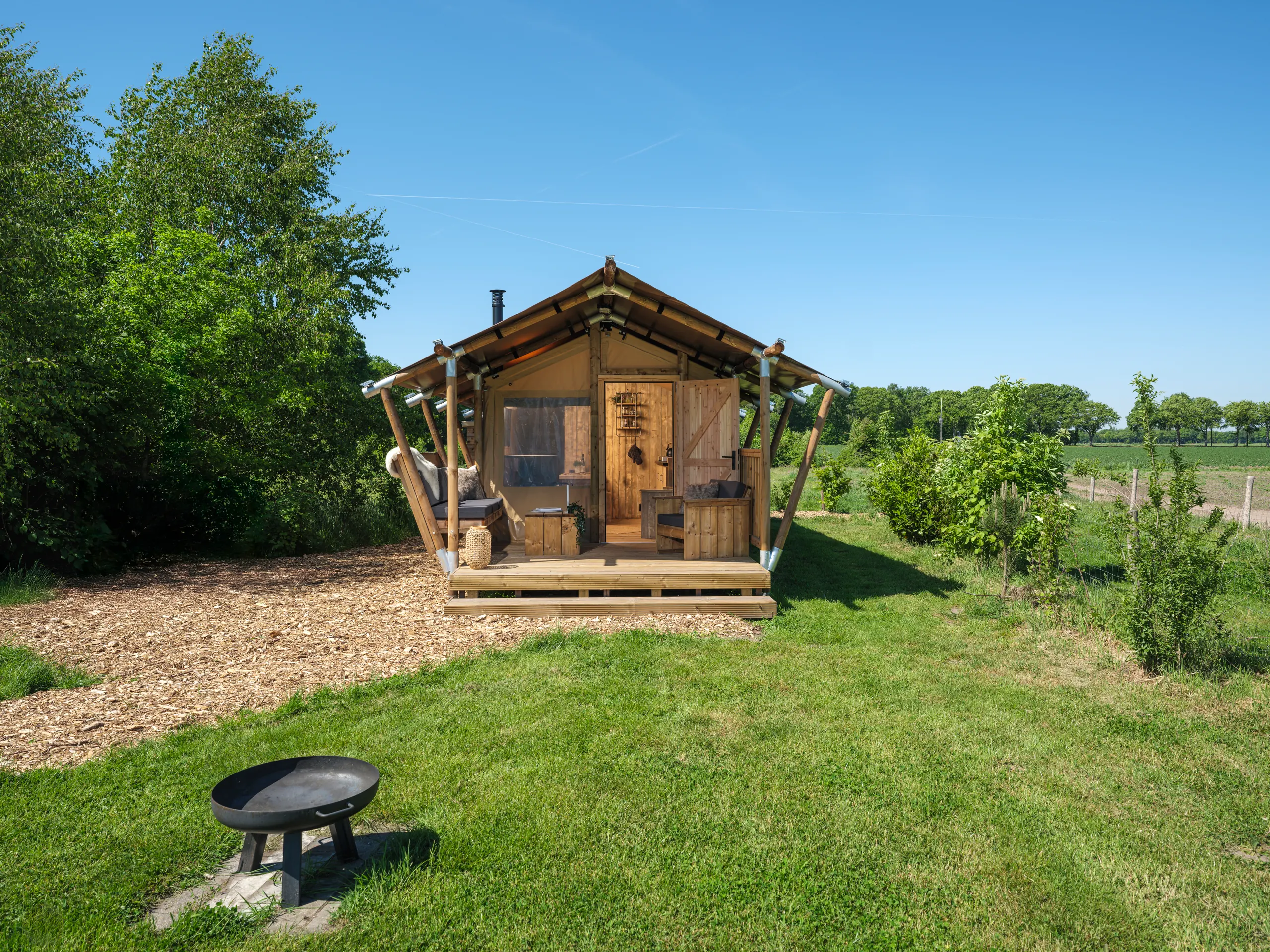 Wood Lodge Cozy: fachada con la terraza y un fogatero al frente