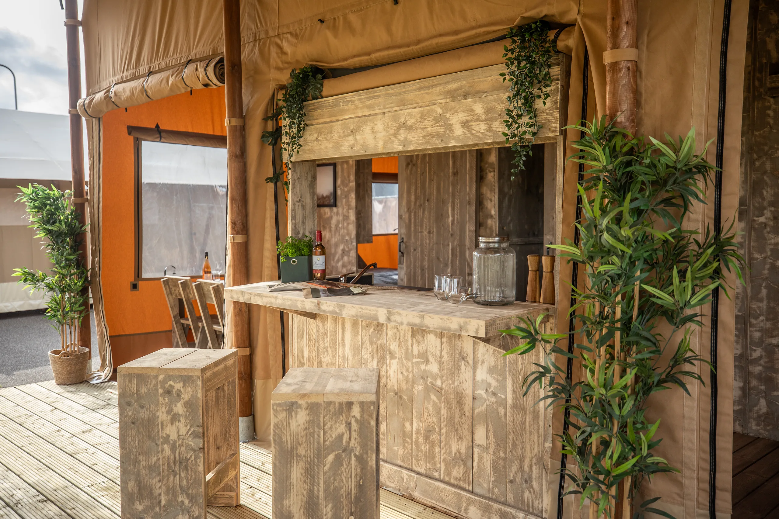 Glamping Lodge 35: barra con bancos altos y plantas