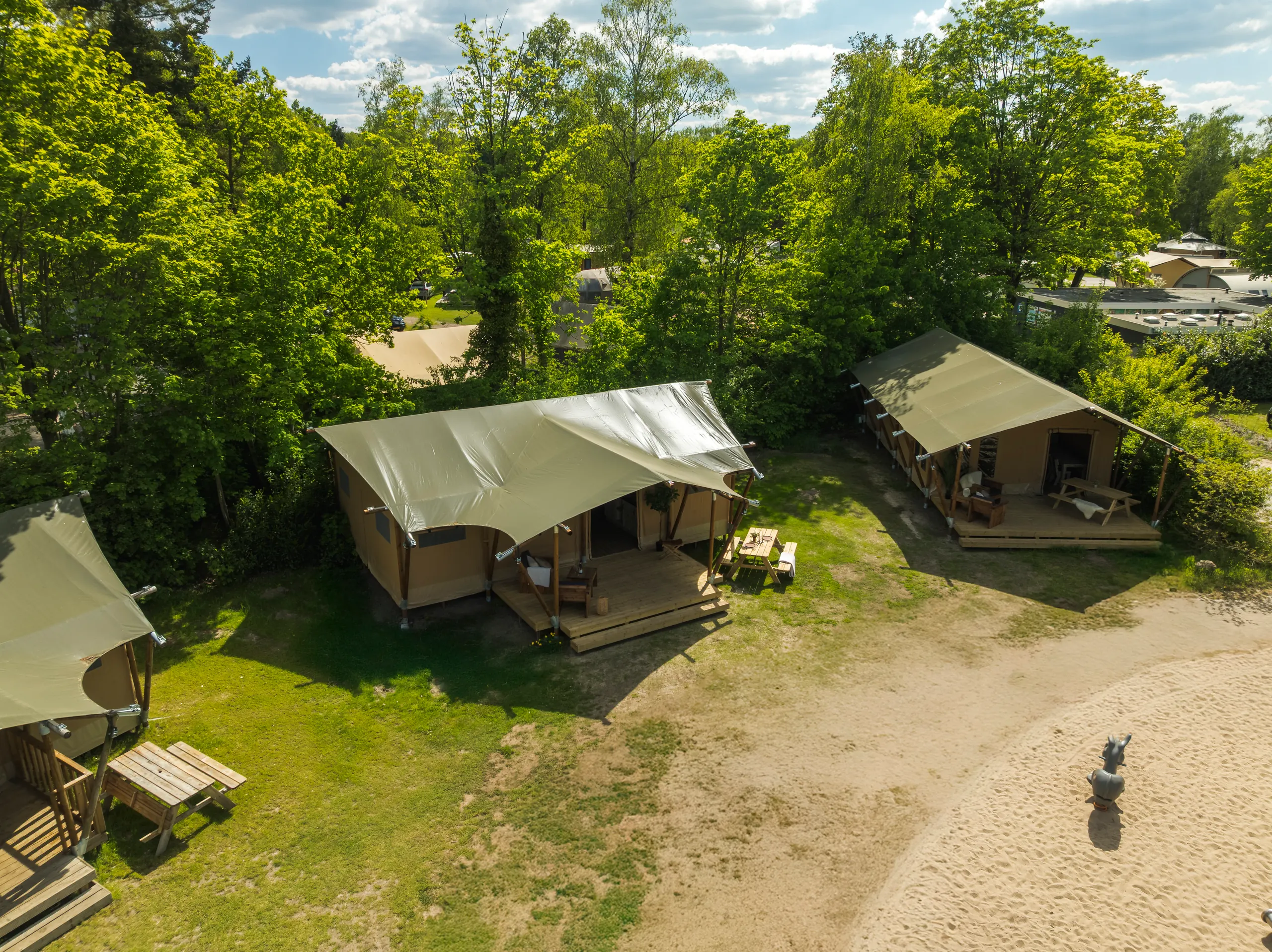 Wood Lodge: vista aérea de varias tiendas entre árboles