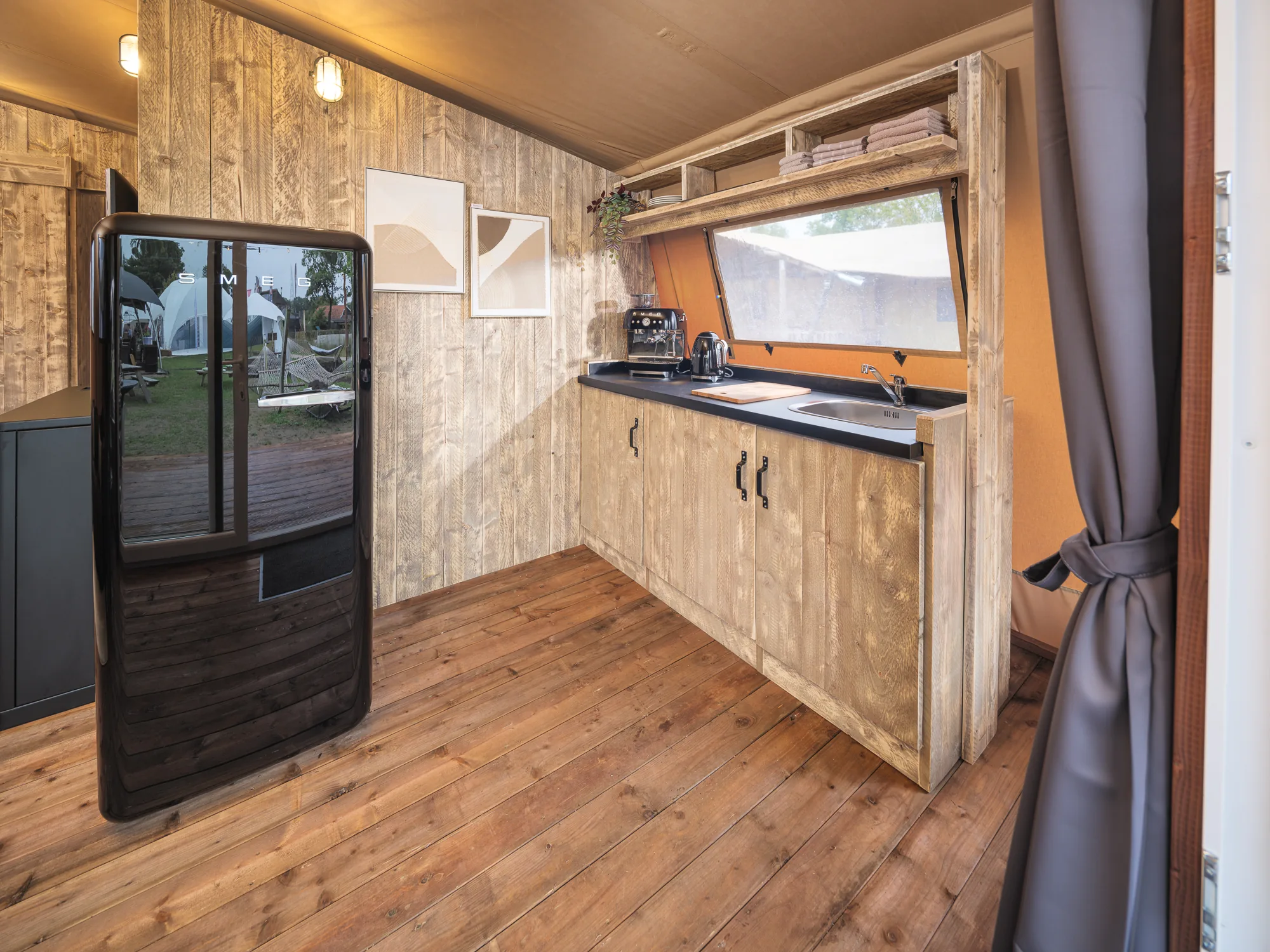 Nature Lodge: cocina con tarja y refrigerador