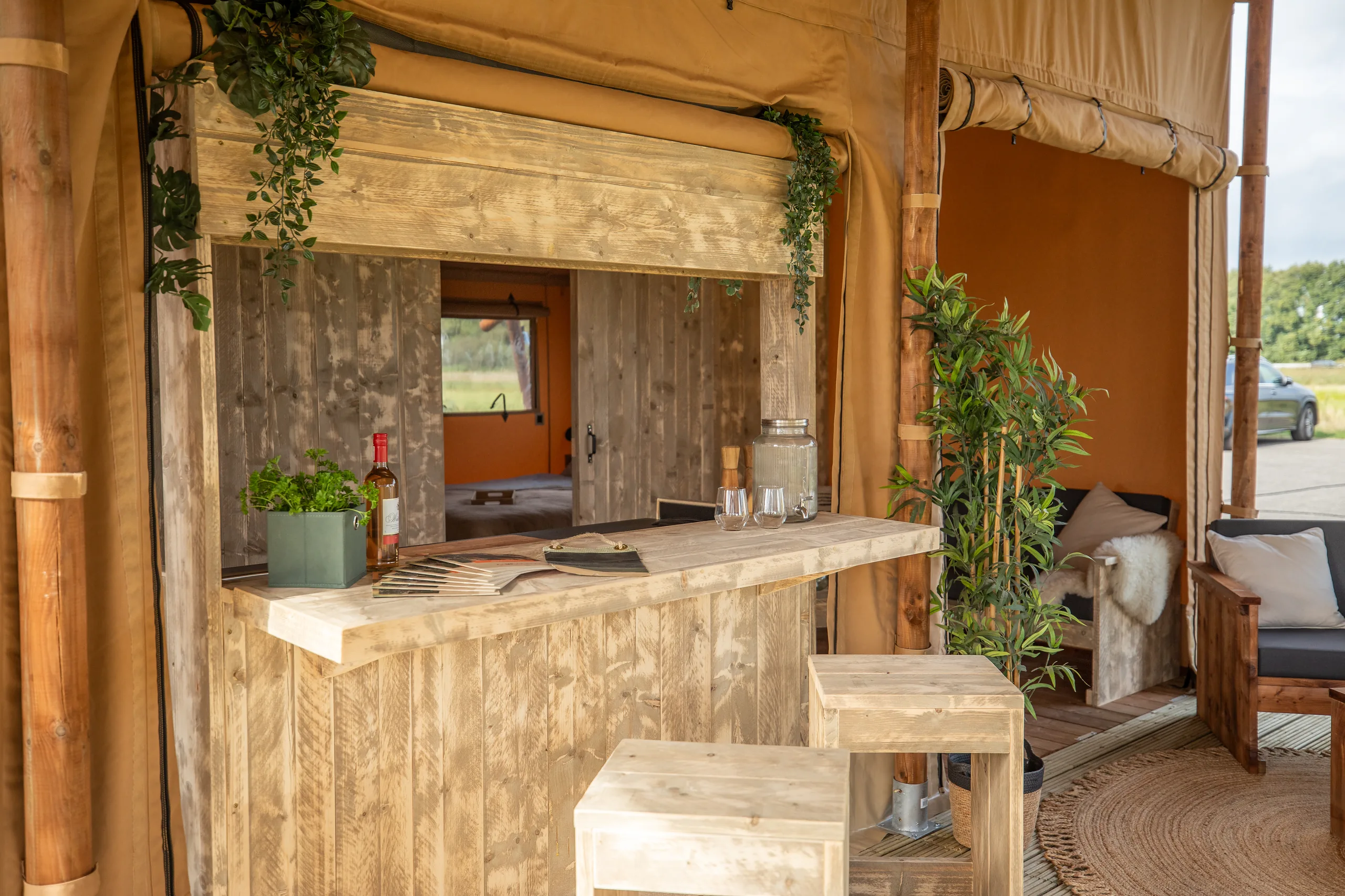 Glamping Lodge 35: barra de madera con bancos al frente de la tienda