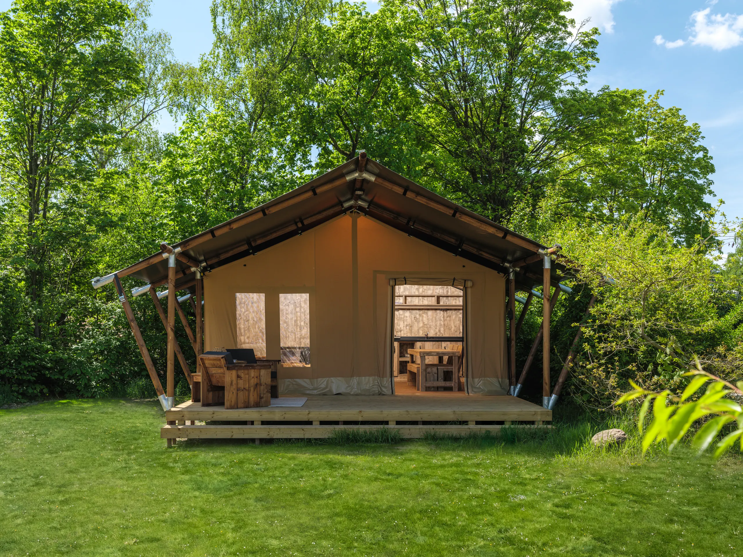 Wood Lodge: vista de frente con la terraza amueblada
