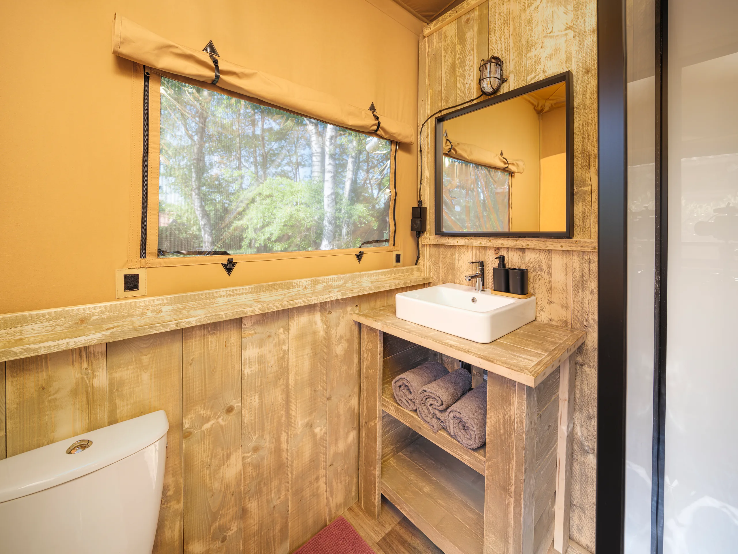 Luxury Suite: lavabo, espejo y sanitario del baño