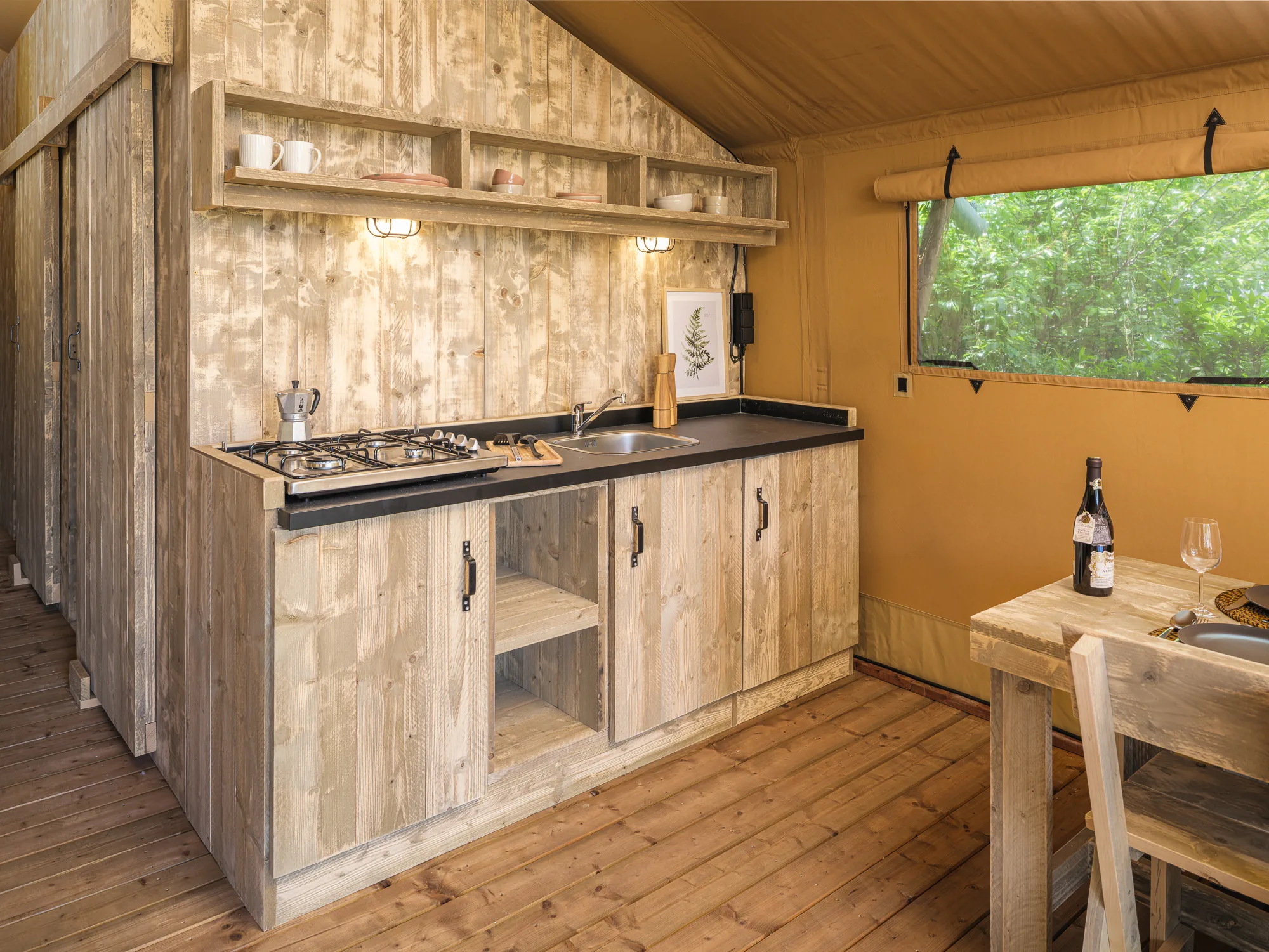 Wood Lodge: cocineta de madera con parrilla y tarja