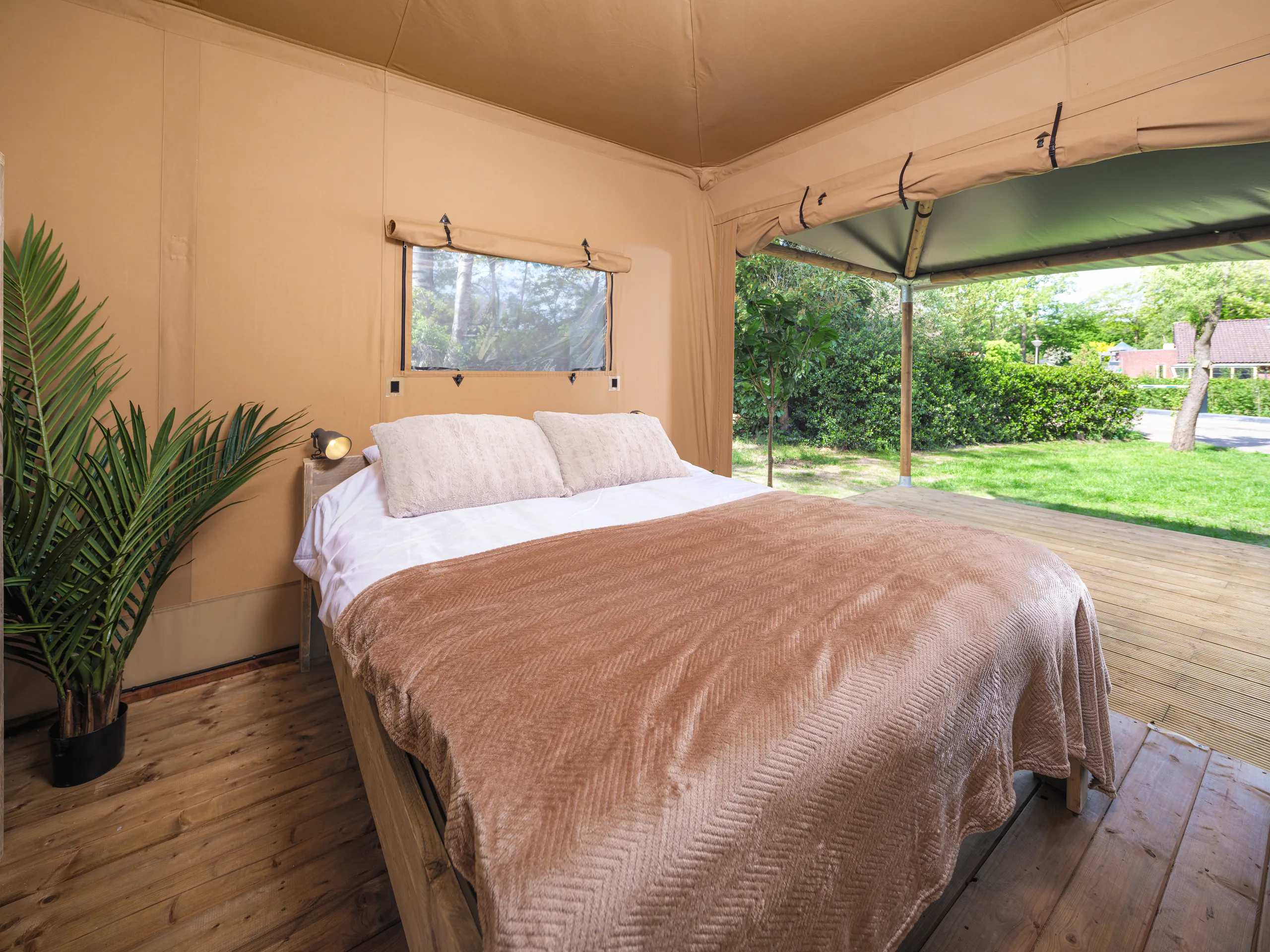 Luxury Suite: recámara con cama matrimonial junto al jardín