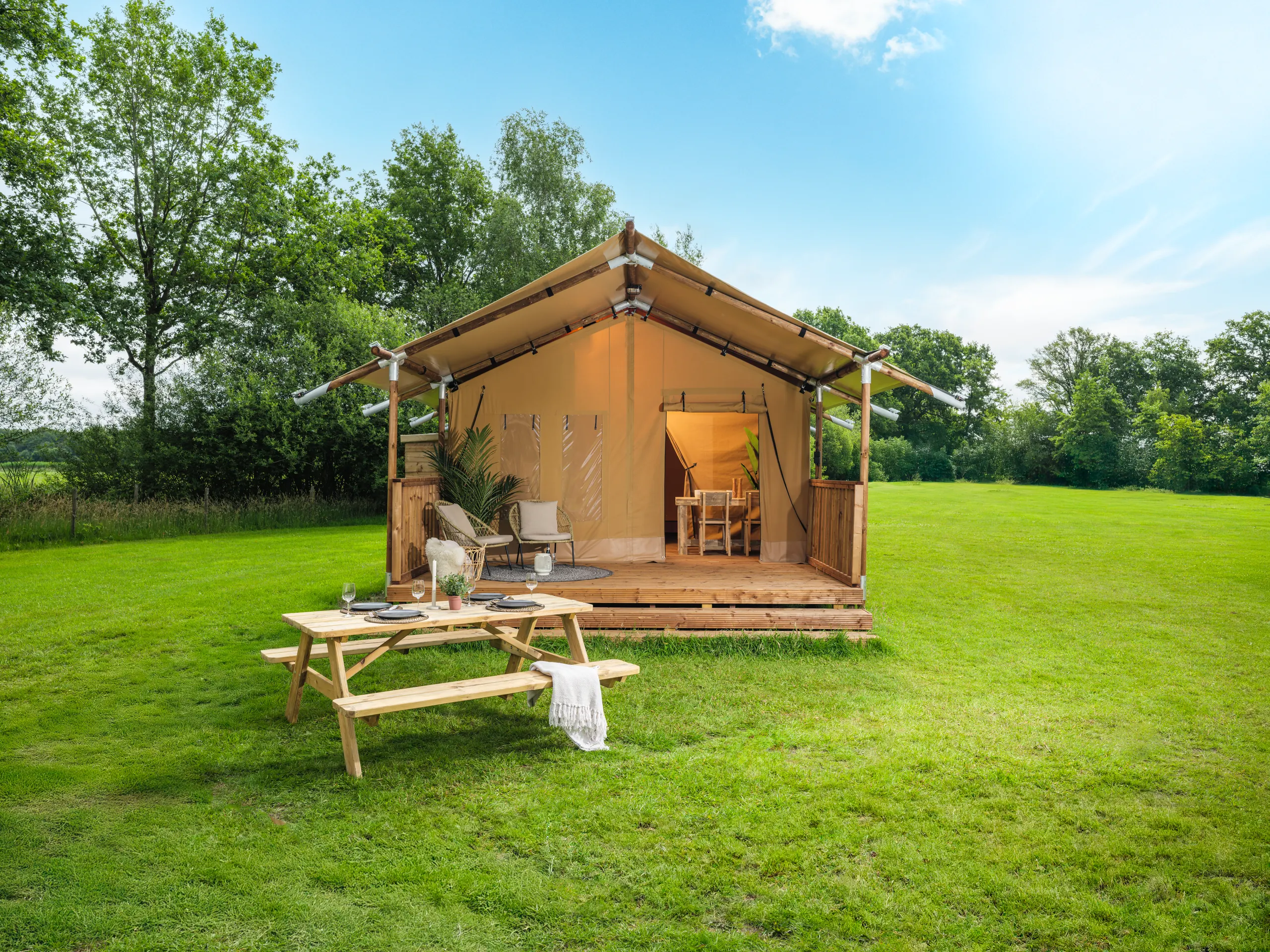 Wood Lodge Midi: vista de frente con la mesa de picnic
