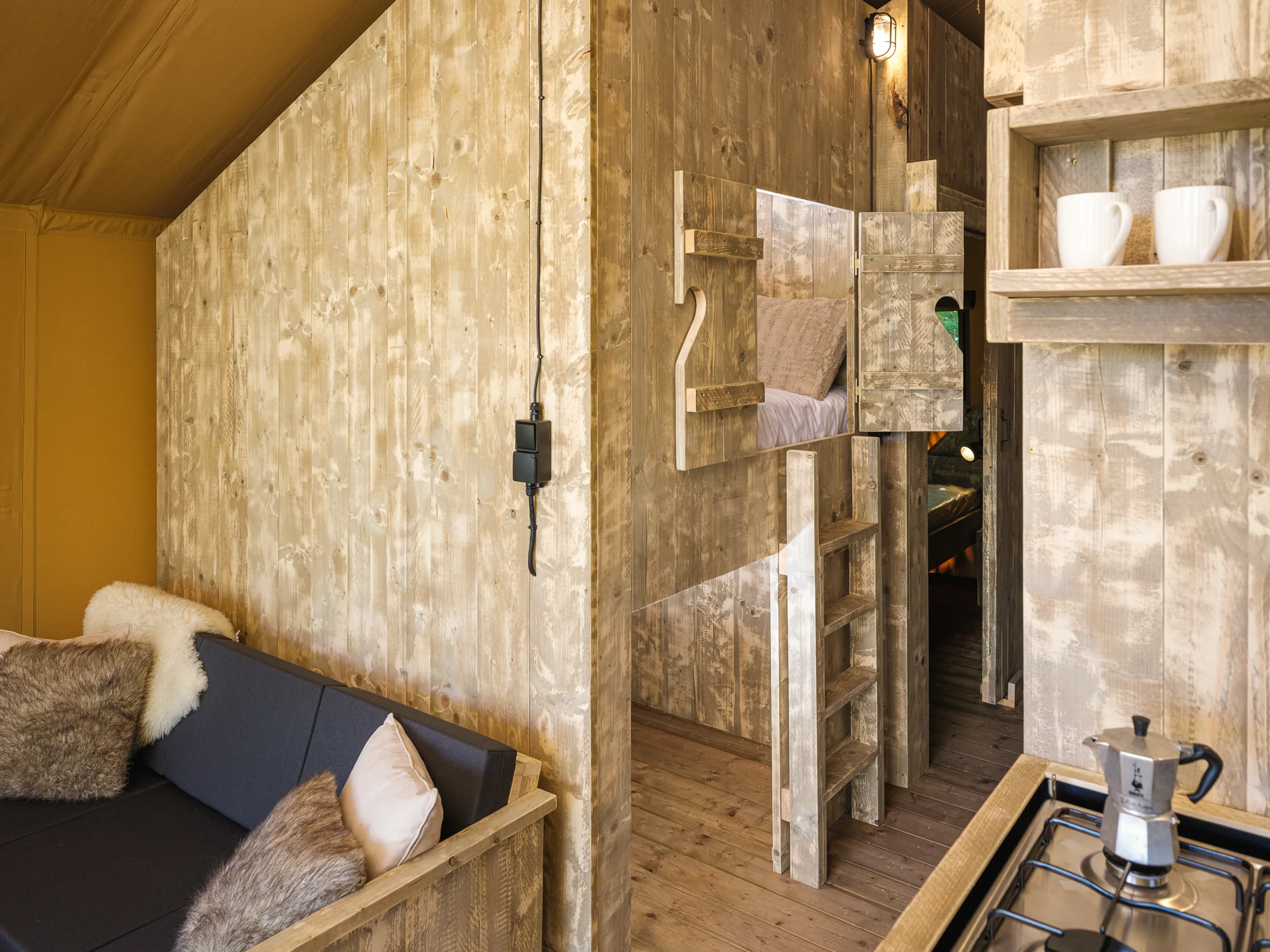 Wood Lodge: rincón con sofá junto a la cocineta