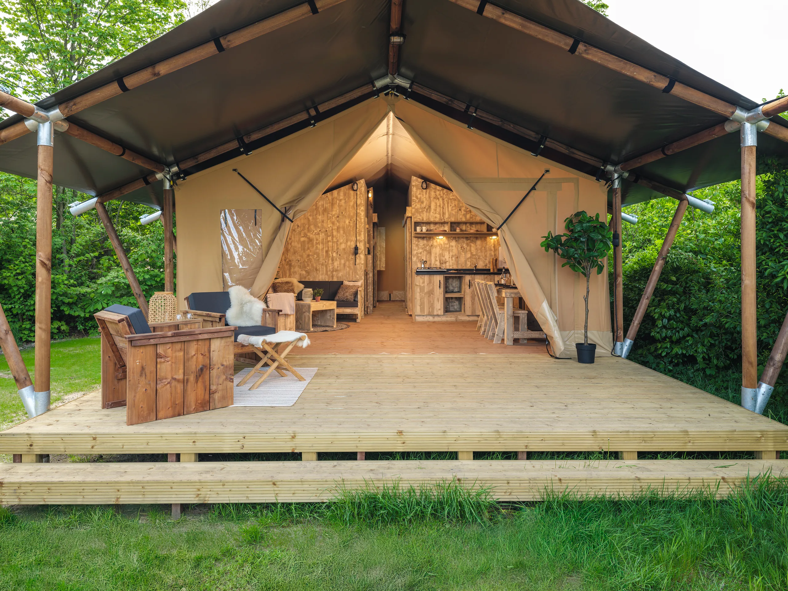 Wood Lodge: terraza amplia con muebles bajo el alero