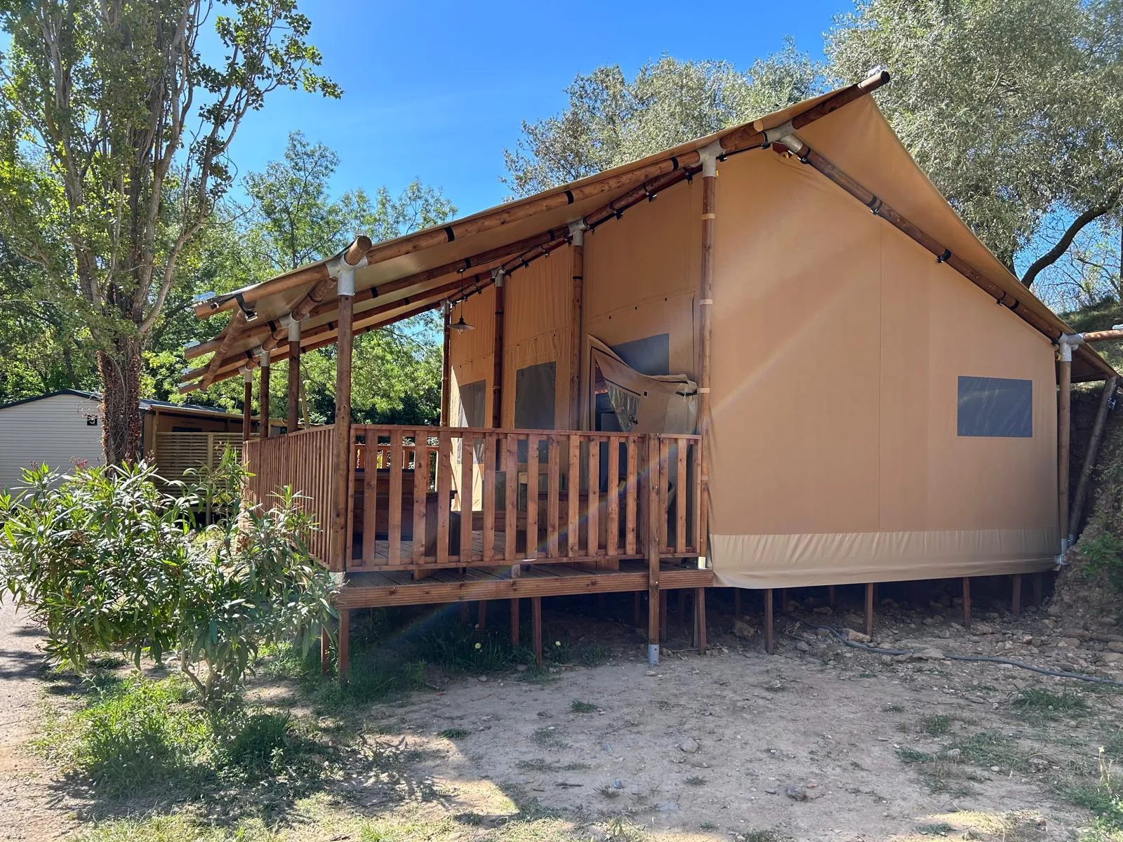 Glamping Lodge 35: vista lateral de la terraza elevada con barandal