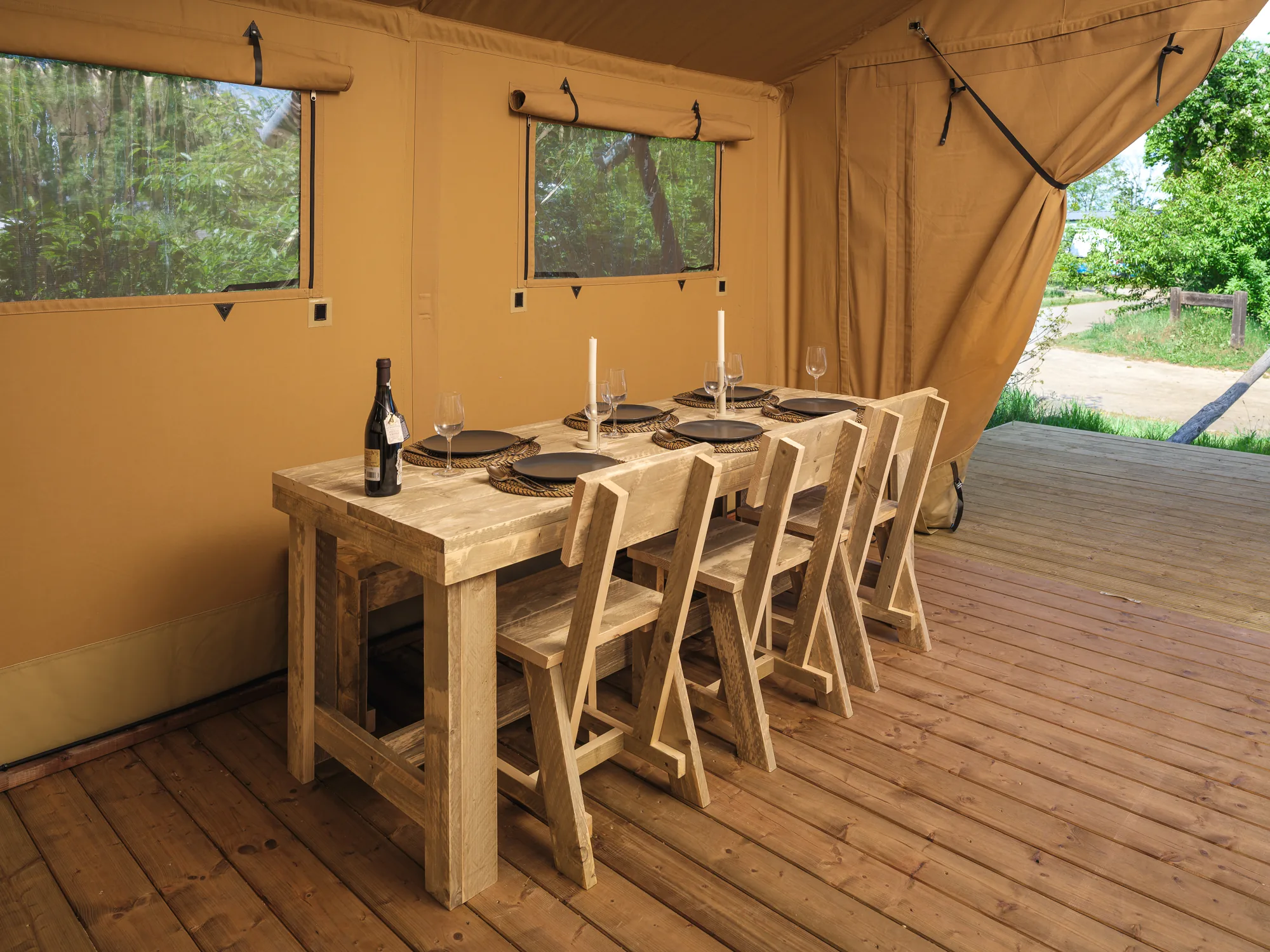 Wood Lodge: comedor de madera junto a las ventanas