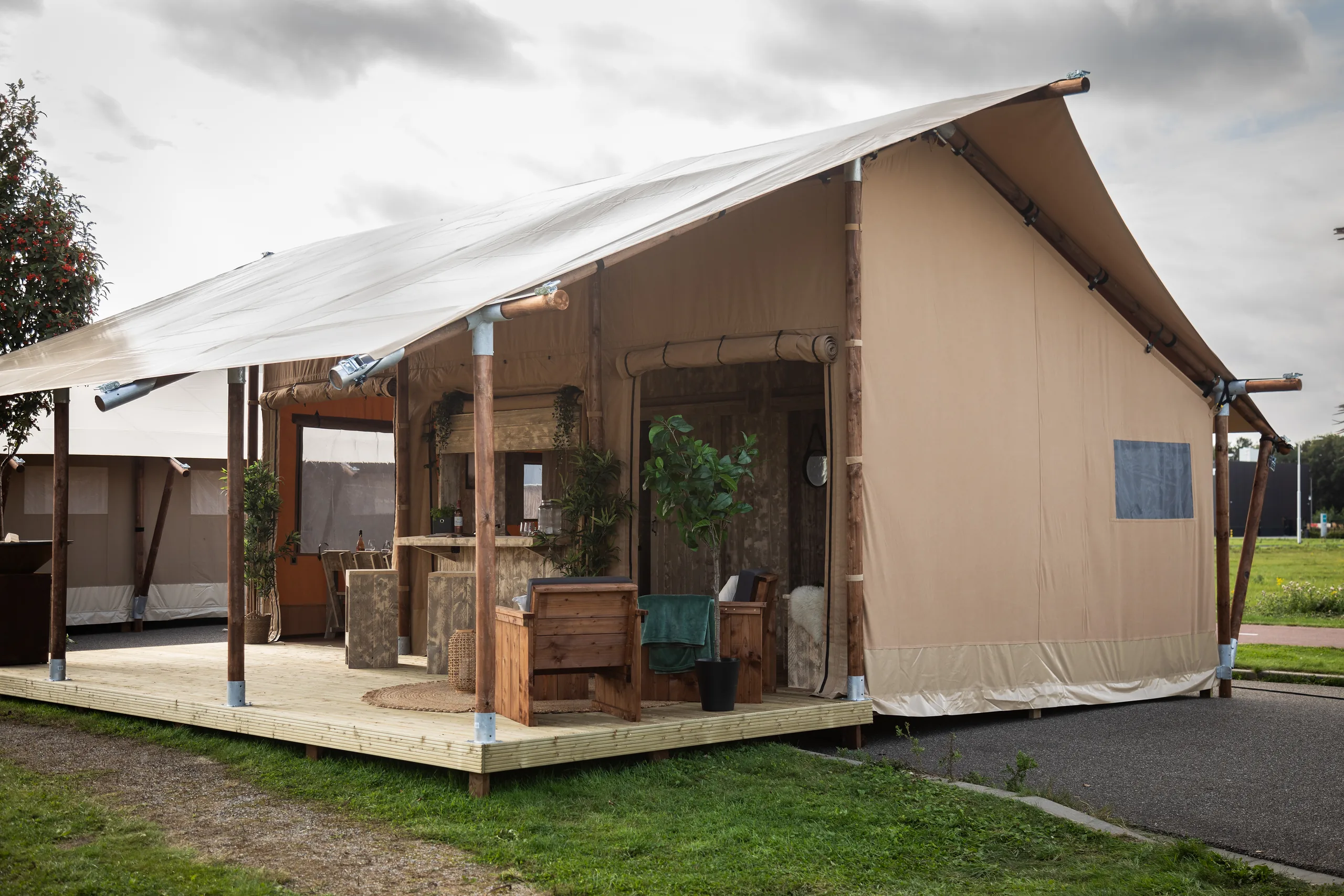 Glamping Lodge 35: vista lateral con el techo que cubre la terraza