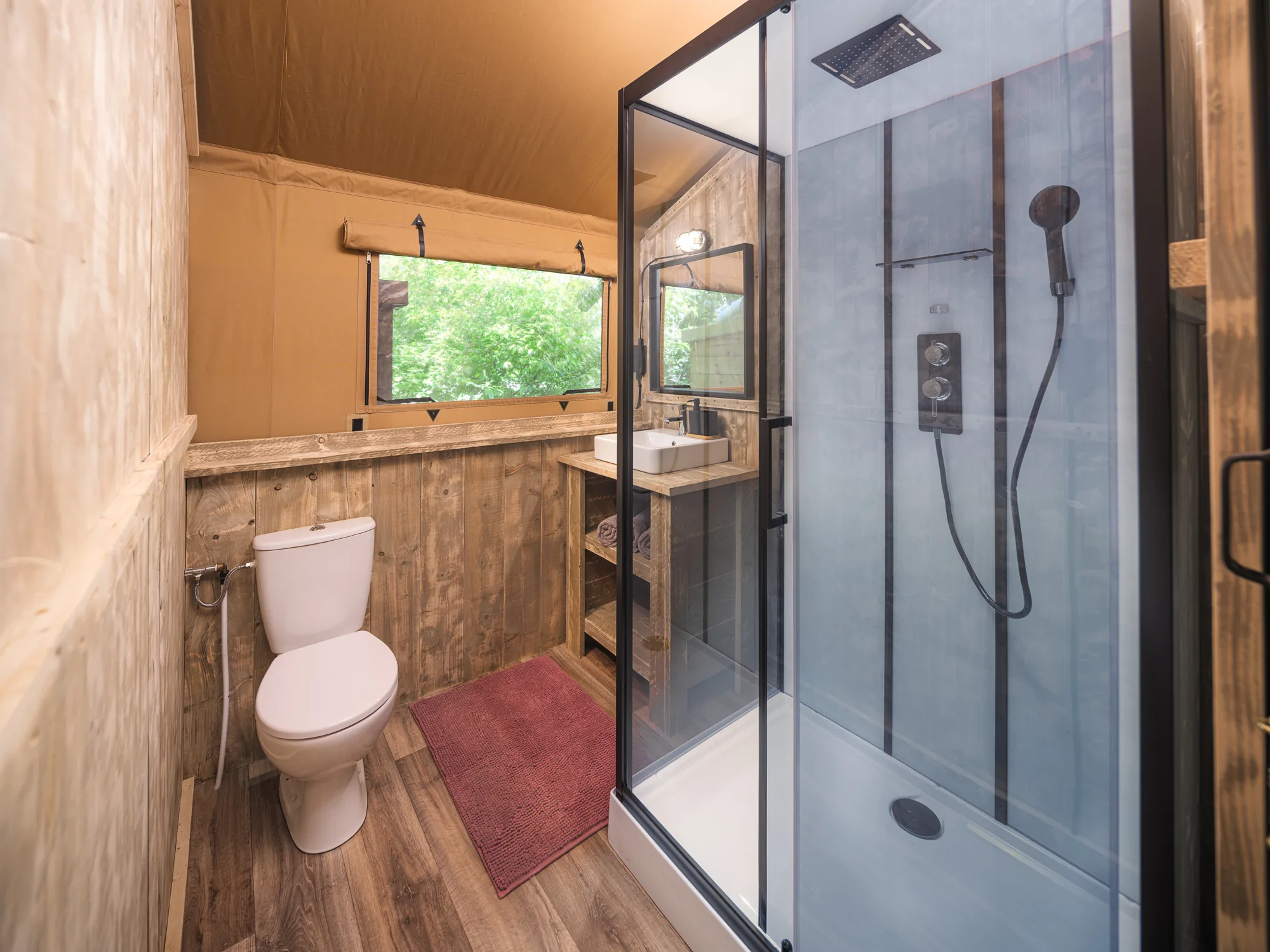 Wood Lodge: baño con sanitario y regadera de cancel de vidrio