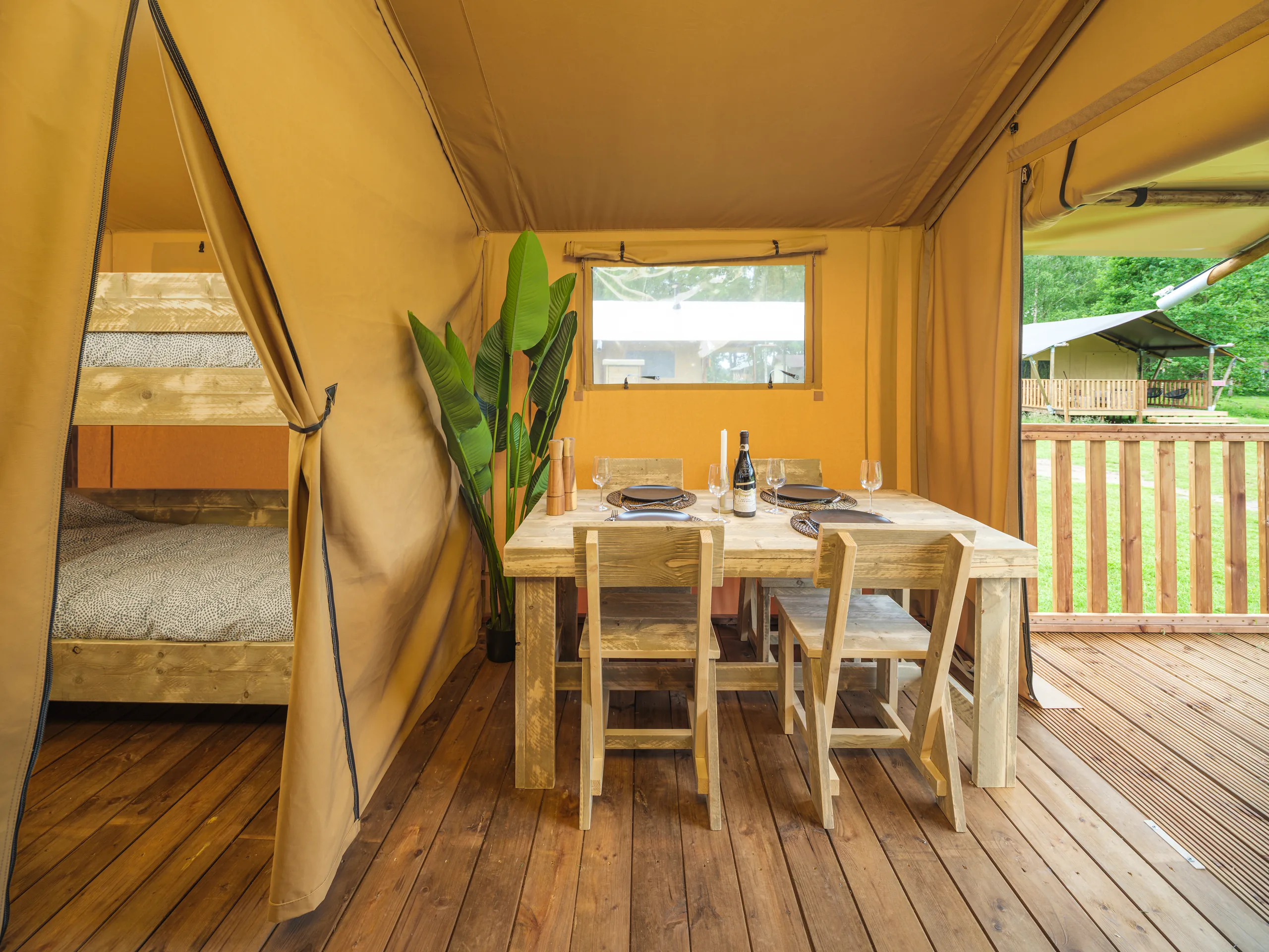 Wood Lodge Midi: comedor de madera con vista a la terraza
