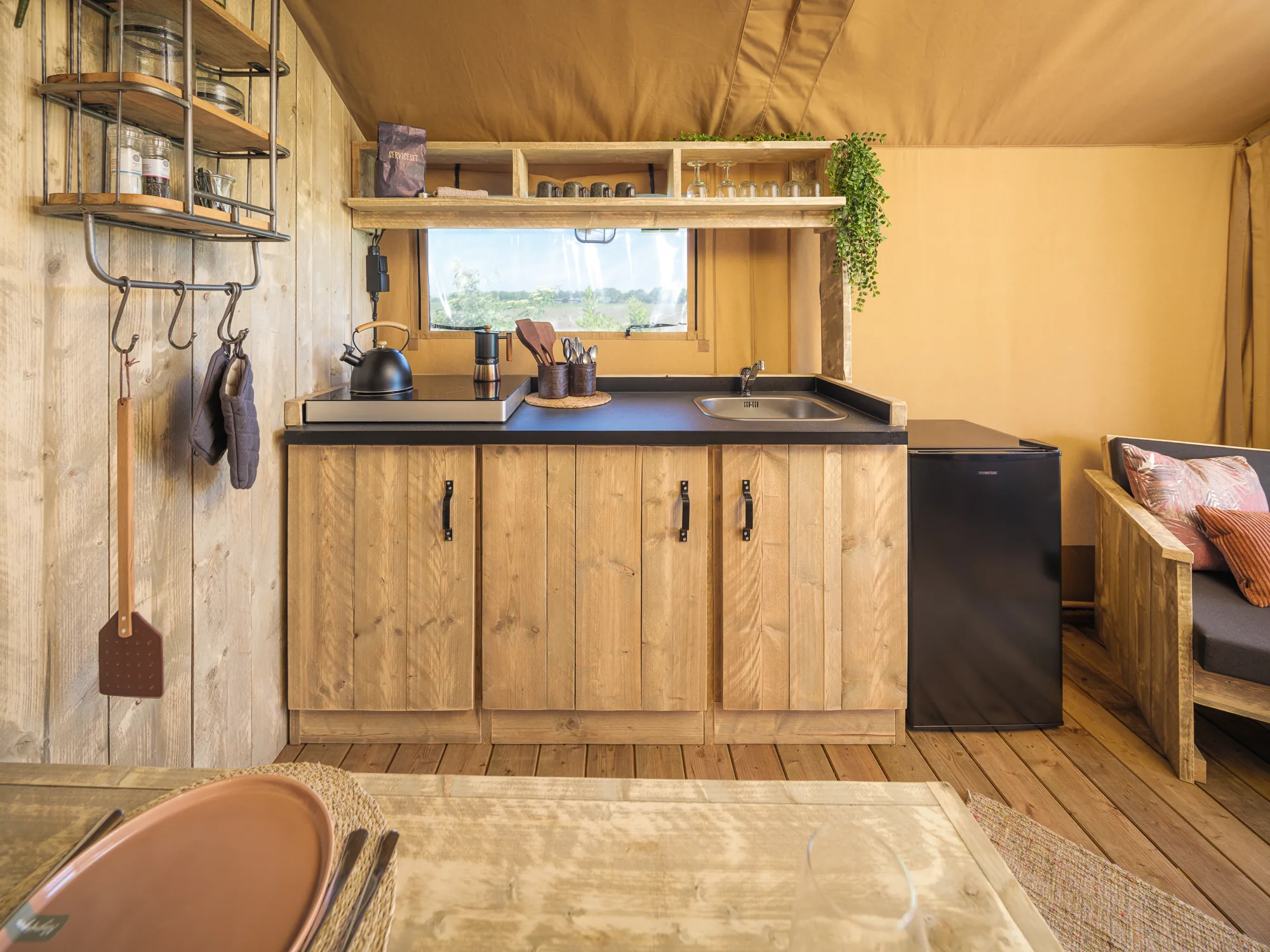 Wood Lodge Cozy: cocineta con tarja, repisas y frigobar