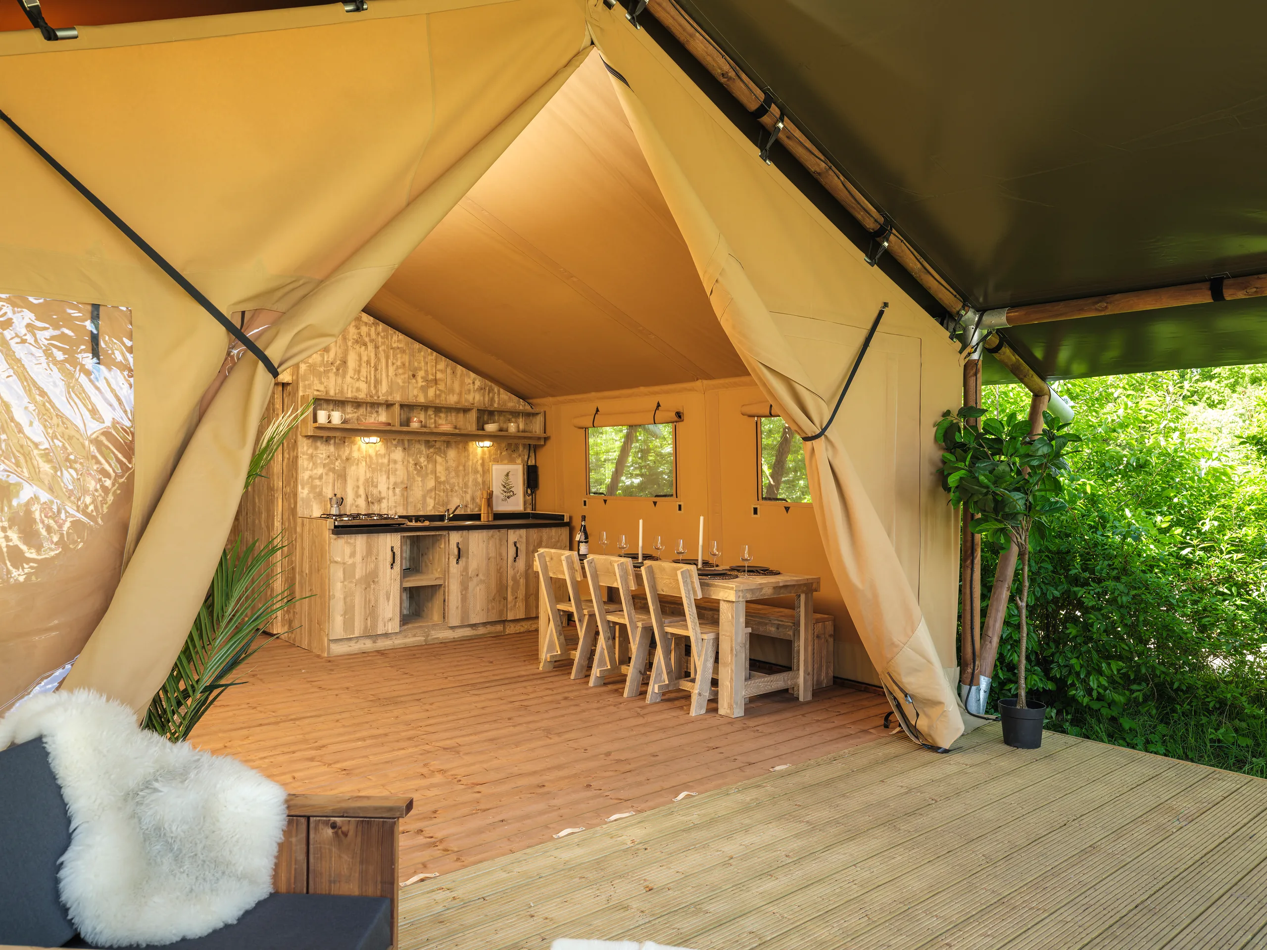 Wood Lodge: frente de lona abierto hacia el comedor y la cocineta
