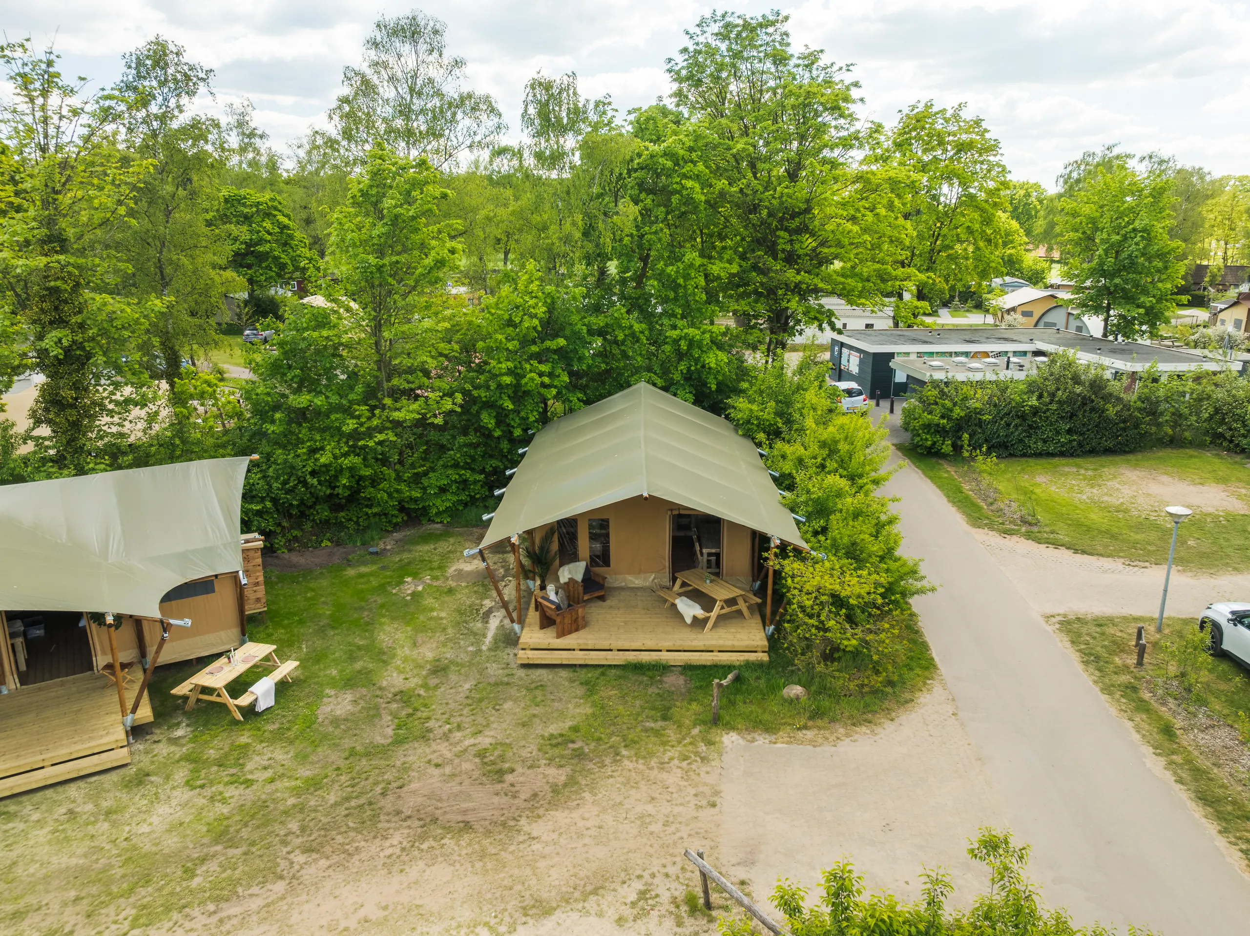 Wood Lodge: vista aérea de las tiendas junto a un camino