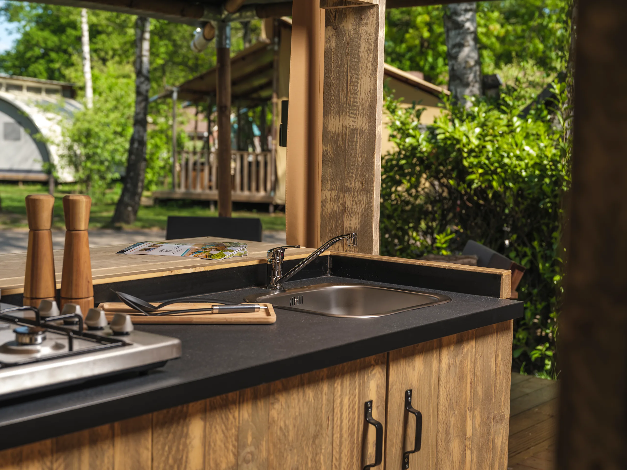 Luxury Suite: cocineta con parrilla y tarja