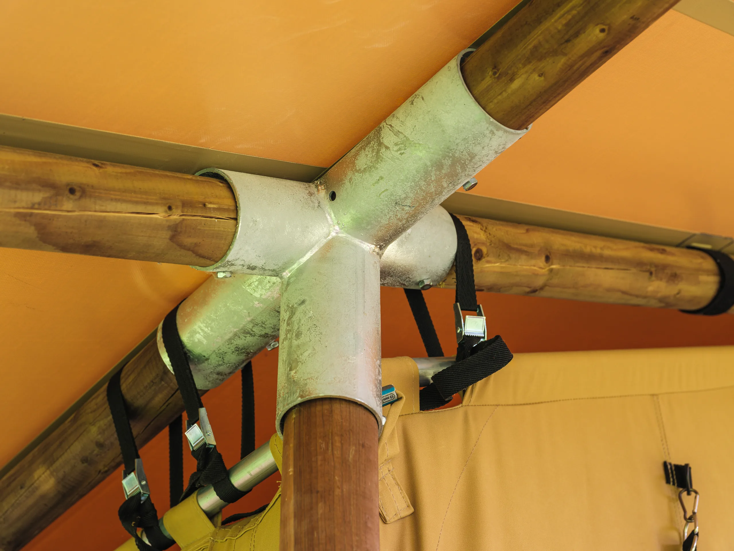 Wood Lodge Midi: detalle del herraje de la cumbrera con las correas del techo