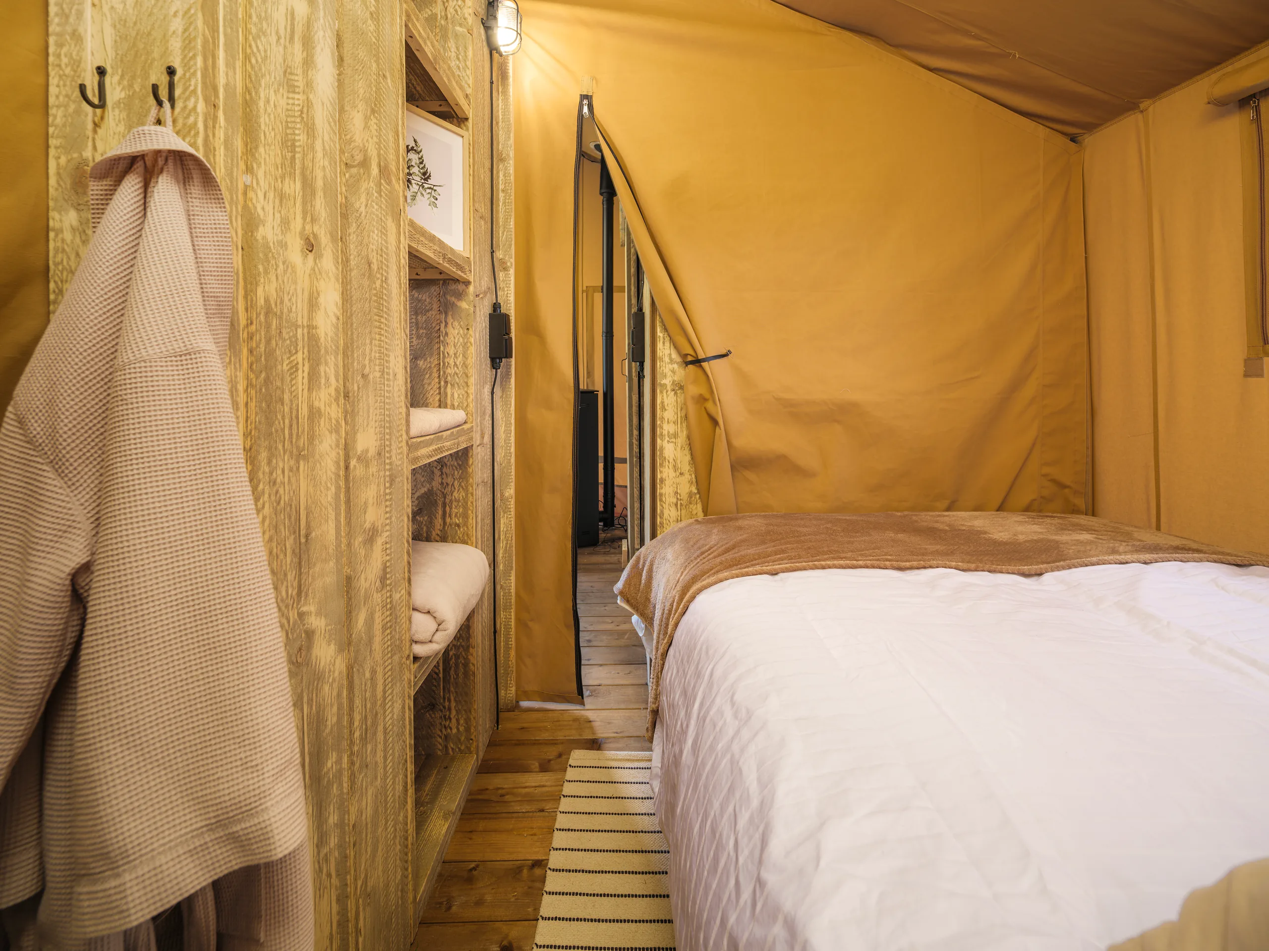 Wood Lodge Midi: recámara con cama y repisas