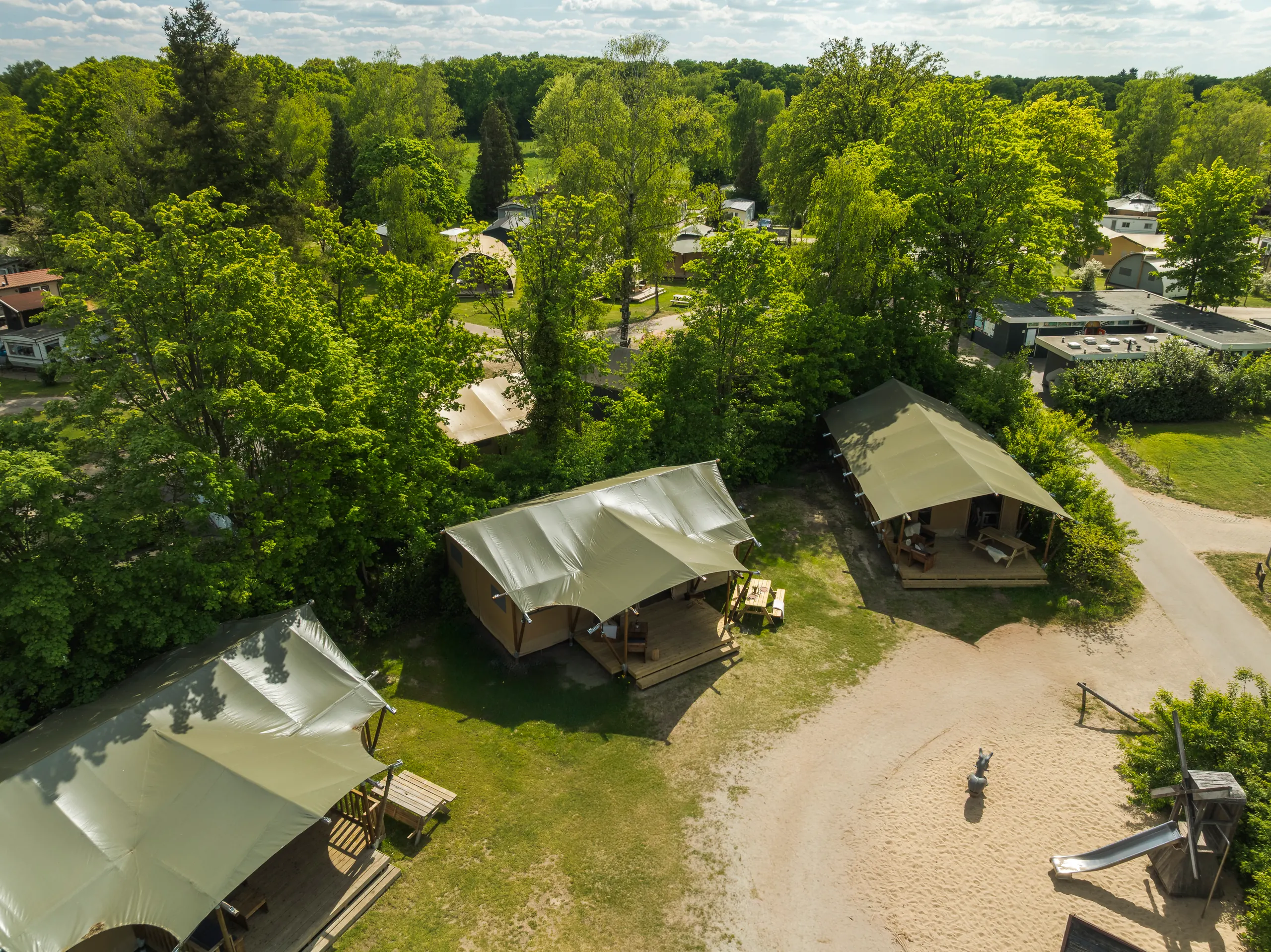 Wood Lodge: vista aérea de tres tiendas en el bosque
