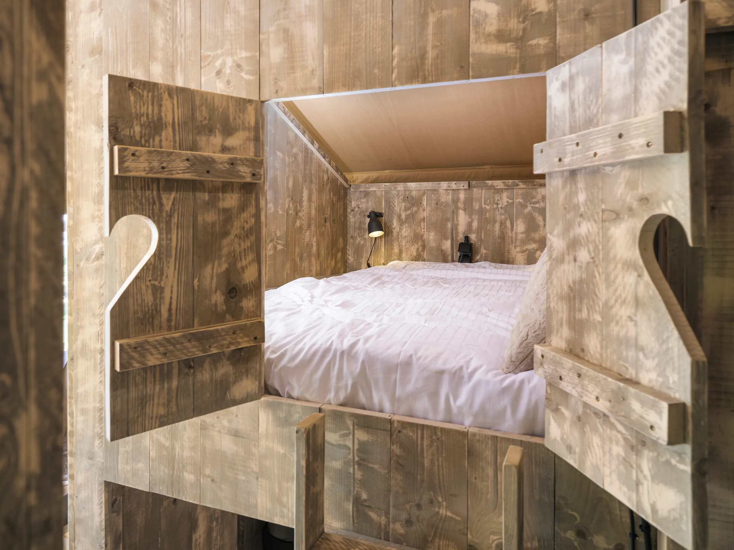 Wood Lodge: recámara con cama matrimonial entre puertas de madera